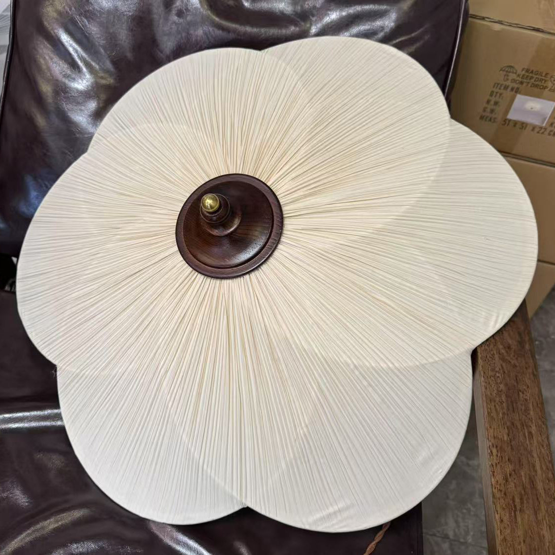 Nira plafonieră aplicată cu design petală