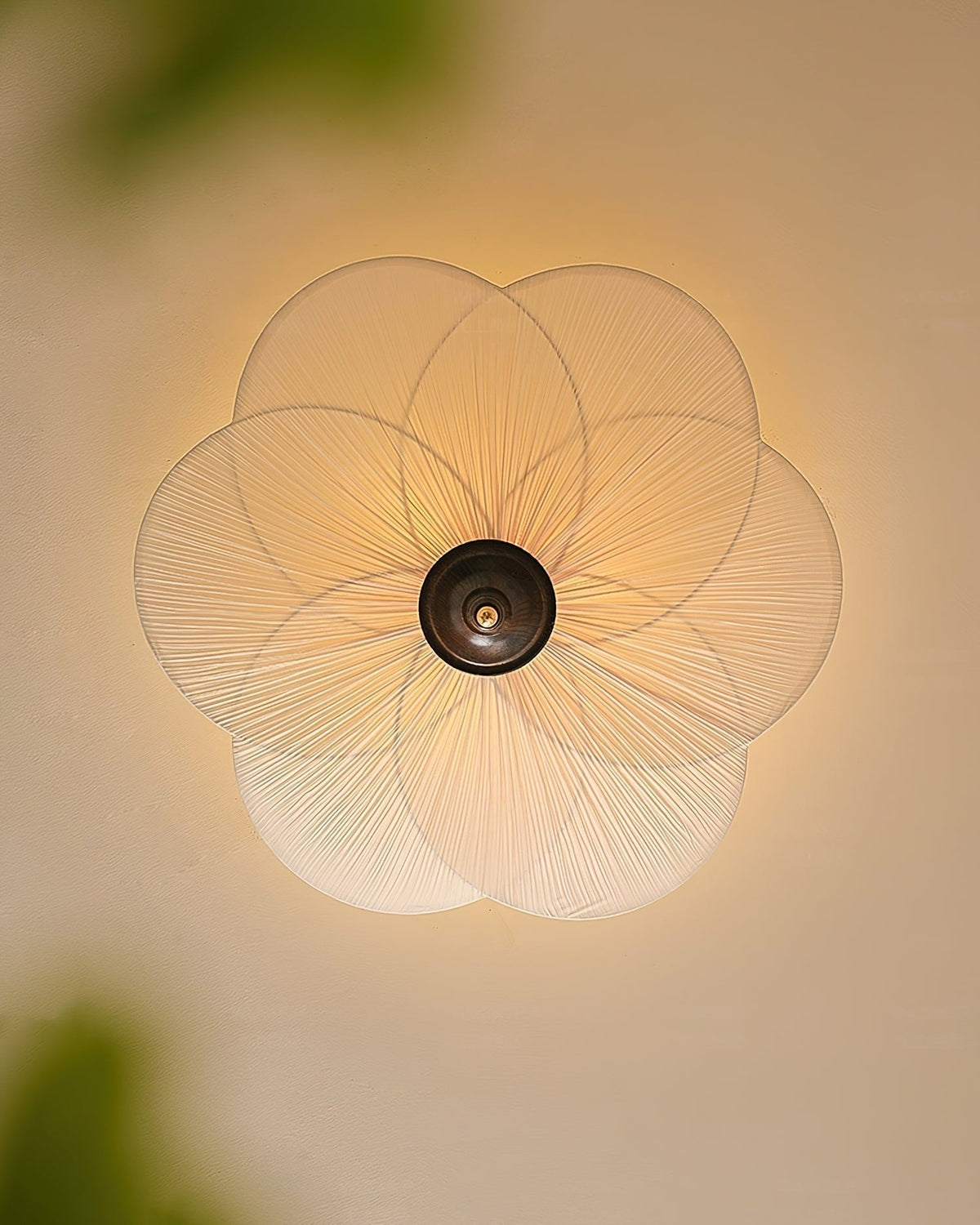 Nira plafonieră aplicată cu design petală