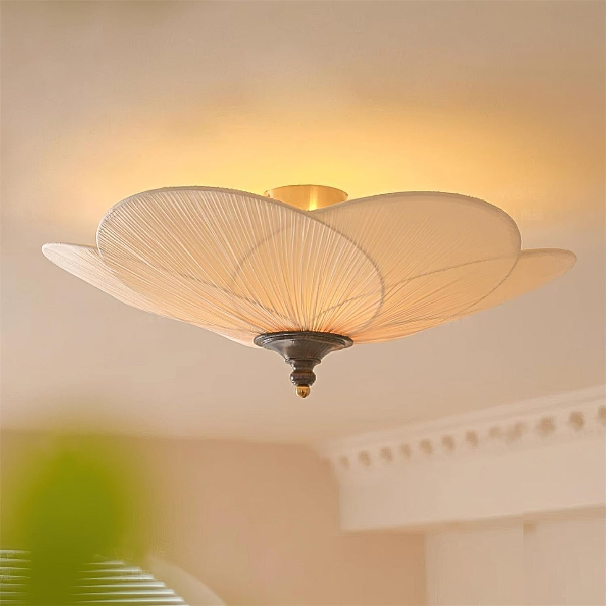 Nira plafonieră aplicată cu design petală