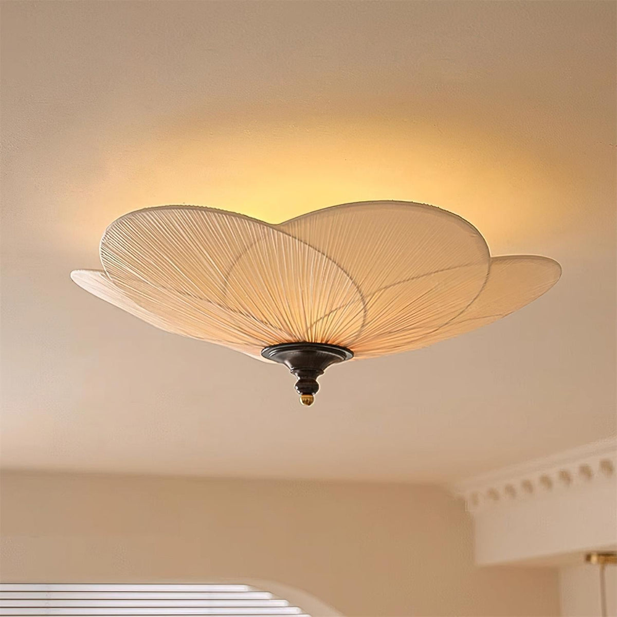 Nira plafonieră aplicată cu design petală