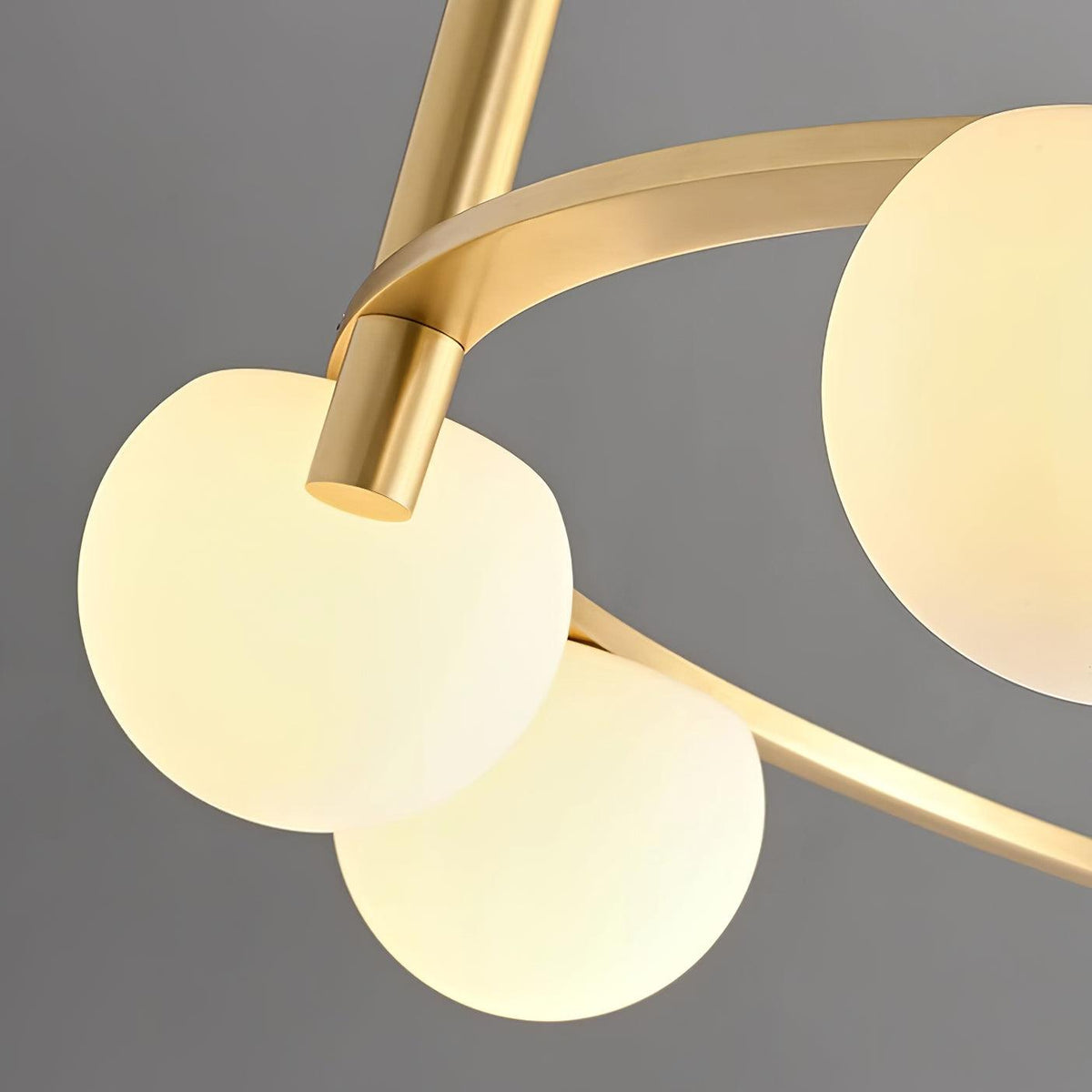 Candelabru modern cu Globuri din sticlă și Inel din metal cu Finisaj auriu