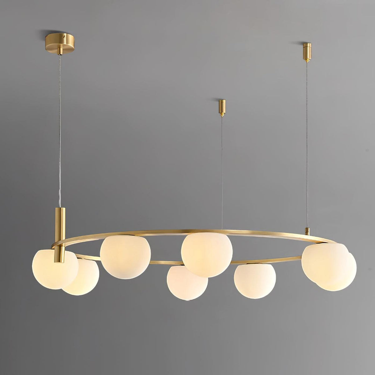 Candelabru modern cu Globuri din sticlă și Inel din metal cu Finisaj auriu