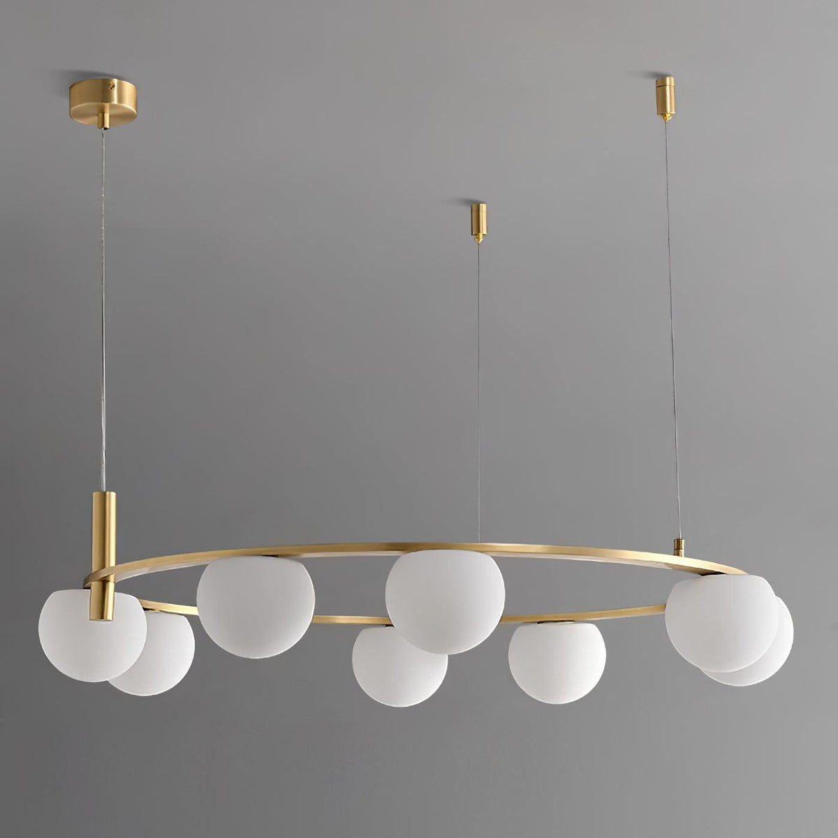 Candelabru modern cu Globuri din sticlă și Inel din metal cu Finisaj auriu