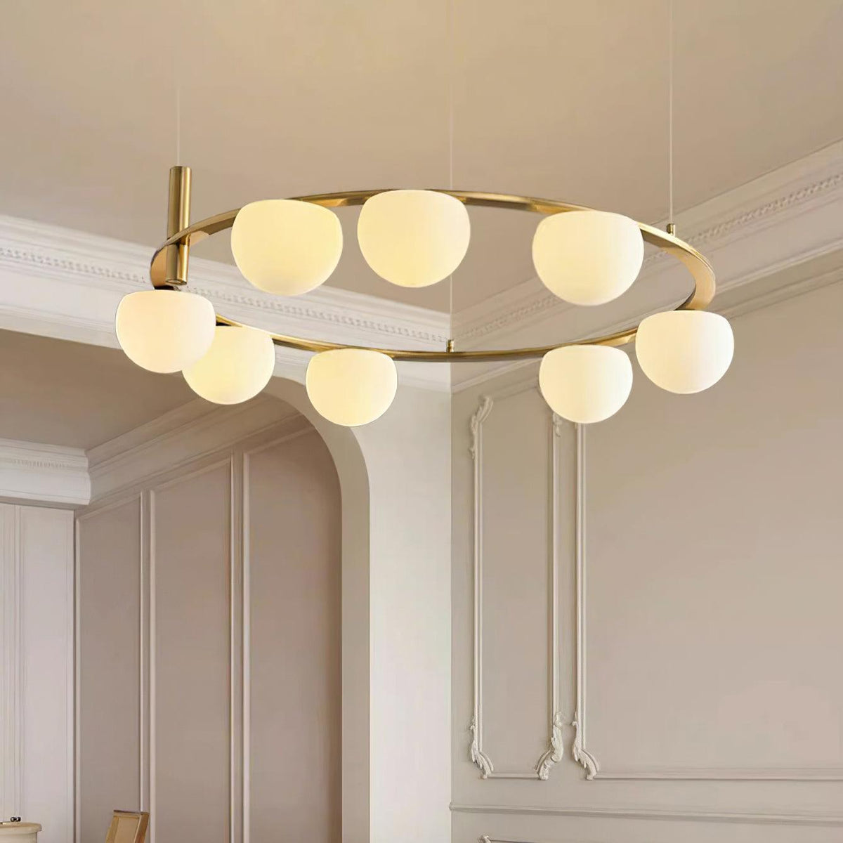 Candelabru modern cu Globuri din sticlă și Inel din metal cu Finisaj auriu