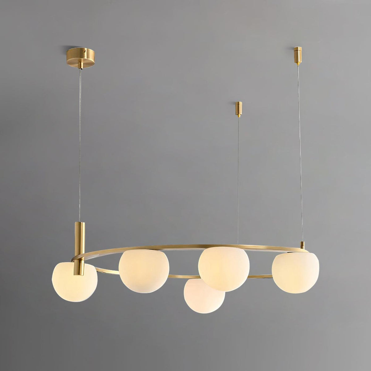 Candelabru modern cu Globuri din sticlă și Inel din metal cu Finisaj auriu