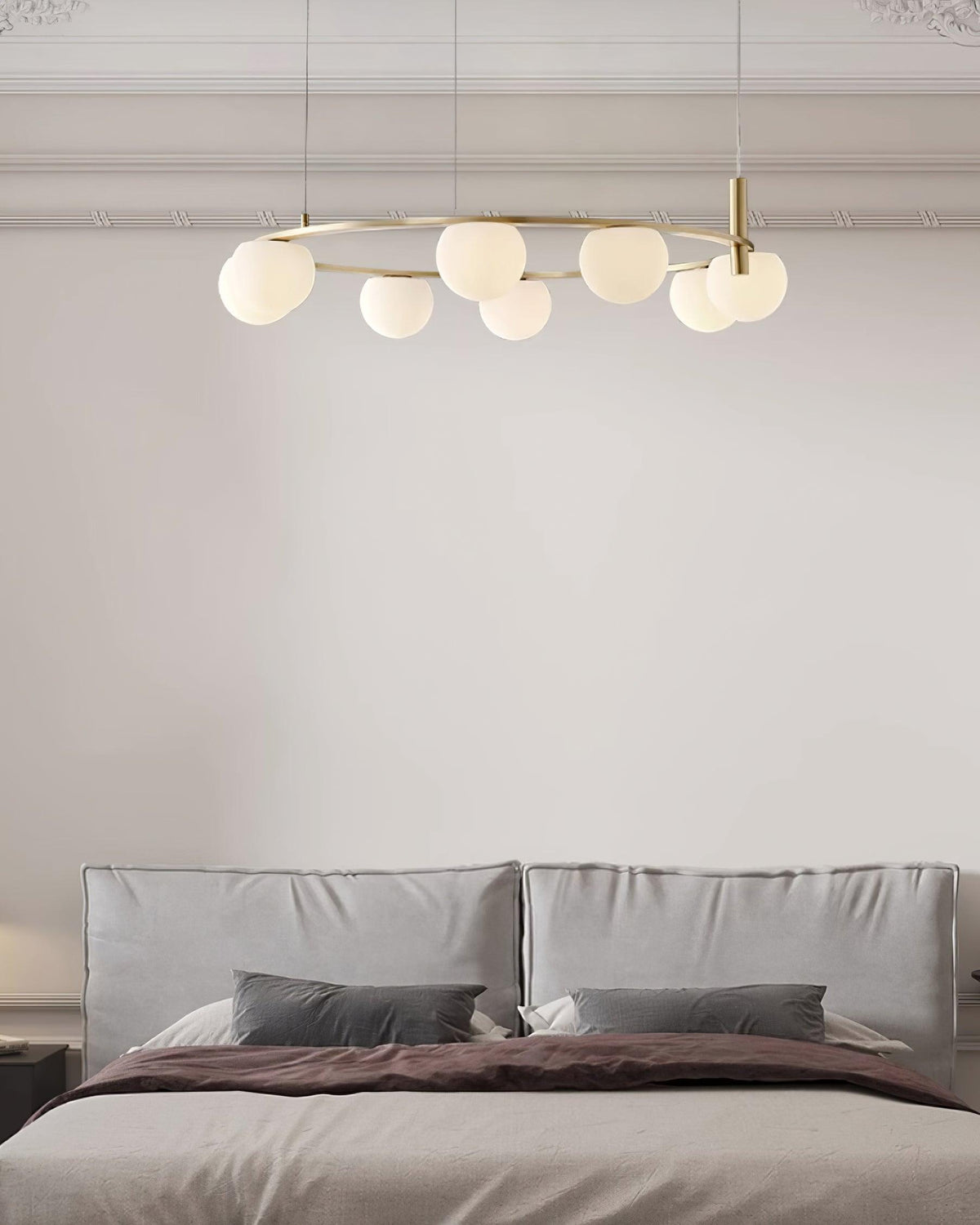 Candelabru modern cu Globuri din sticlă și Inel din metal cu Finisaj auriu