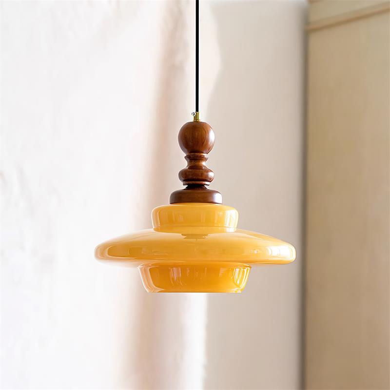 Lampă suspendată galbenă din sticlă cu detalii din lemn de nuc, stil retro