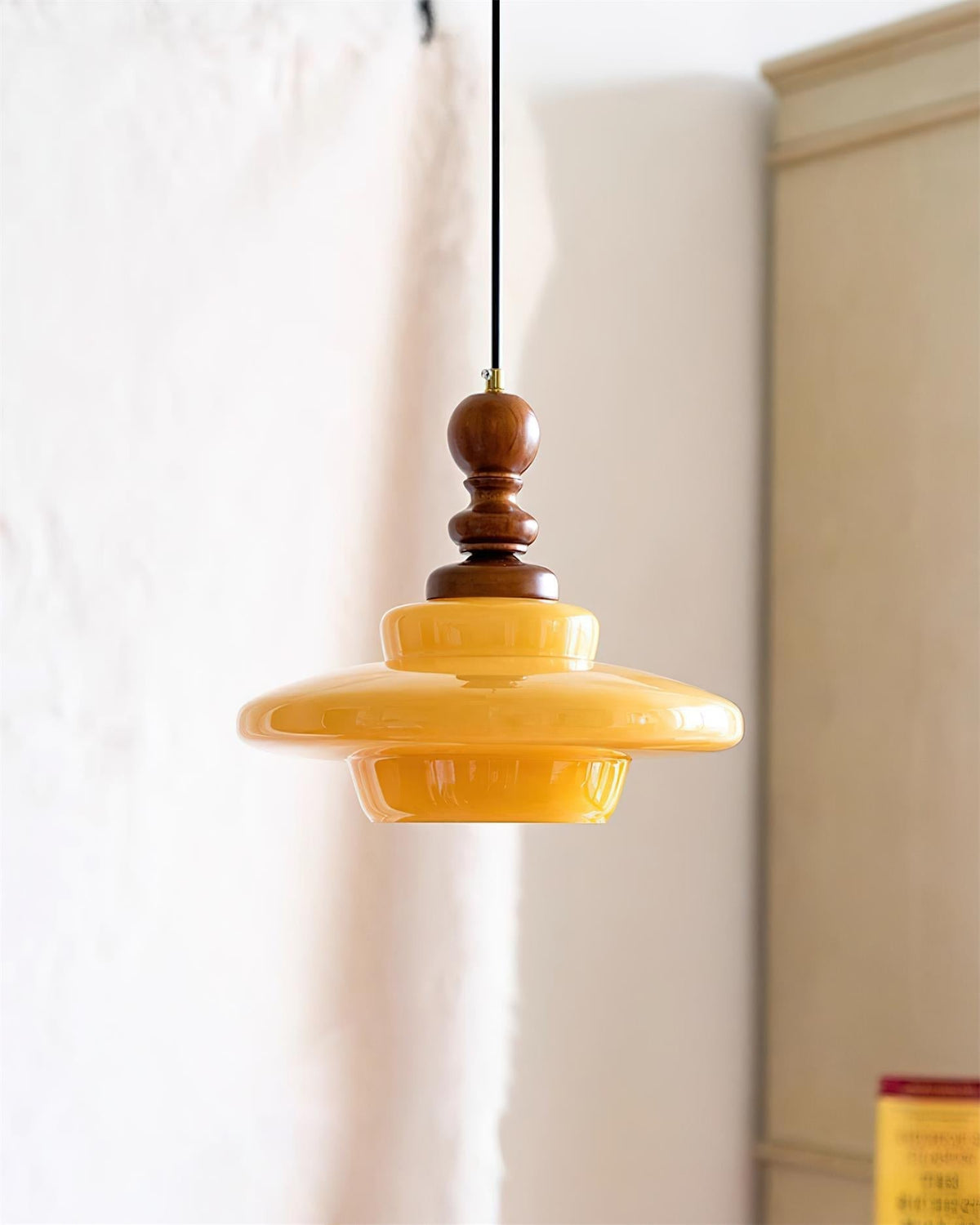 Lampă suspendată galbenă din sticlă cu detalii din lemn de nuc, stil retro