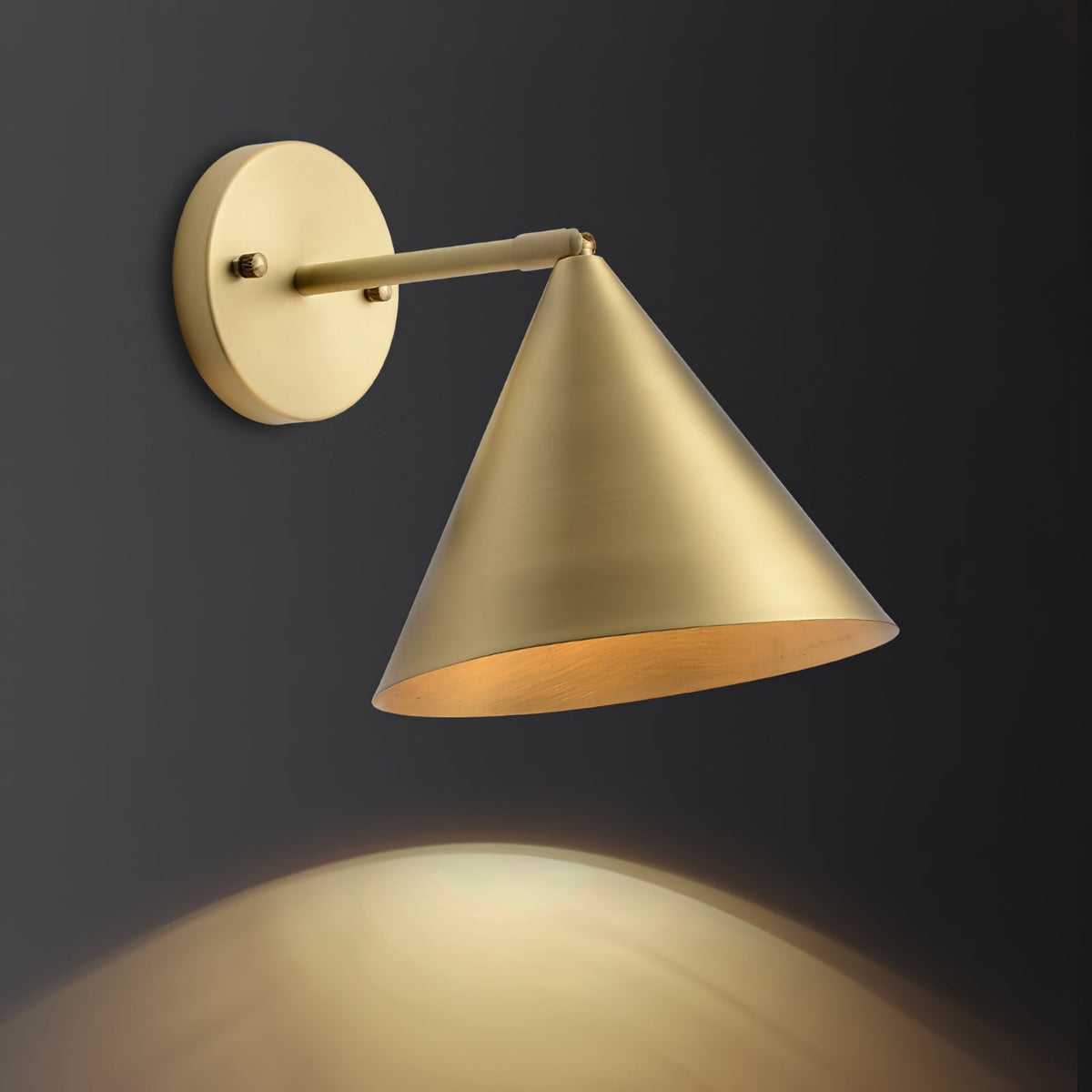 Serowen aplică de perete din alamă, minimalistă, conică