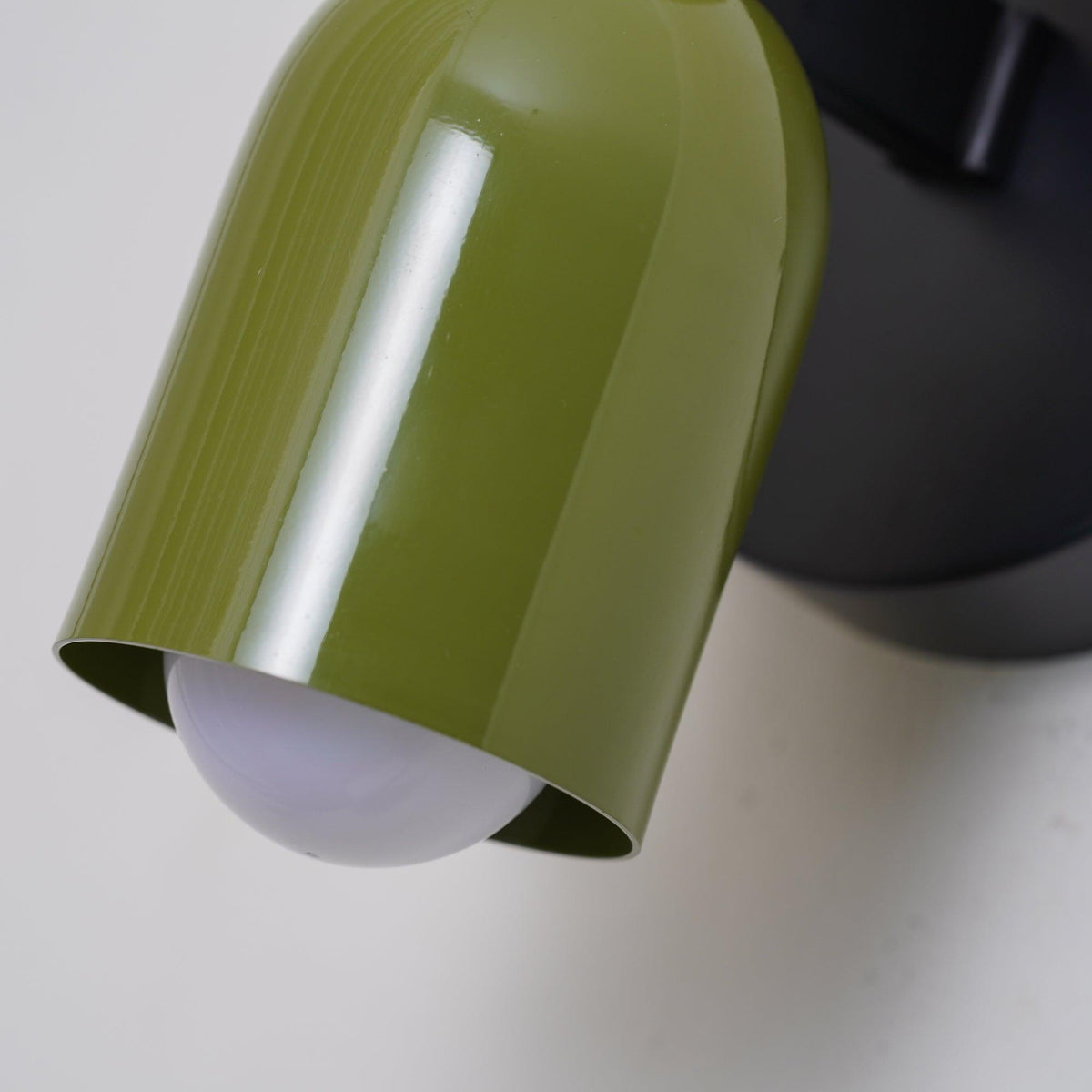 Teriielle aplică de perete verde și neagră, minimalistă, cu ștecher