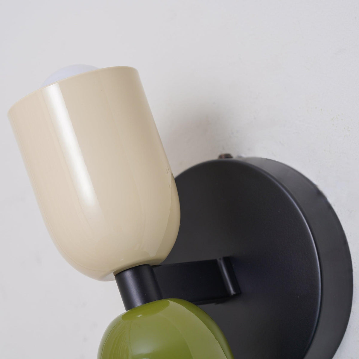 Teriielle aplică de perete verde și neagră, minimalistă, cu ștecher