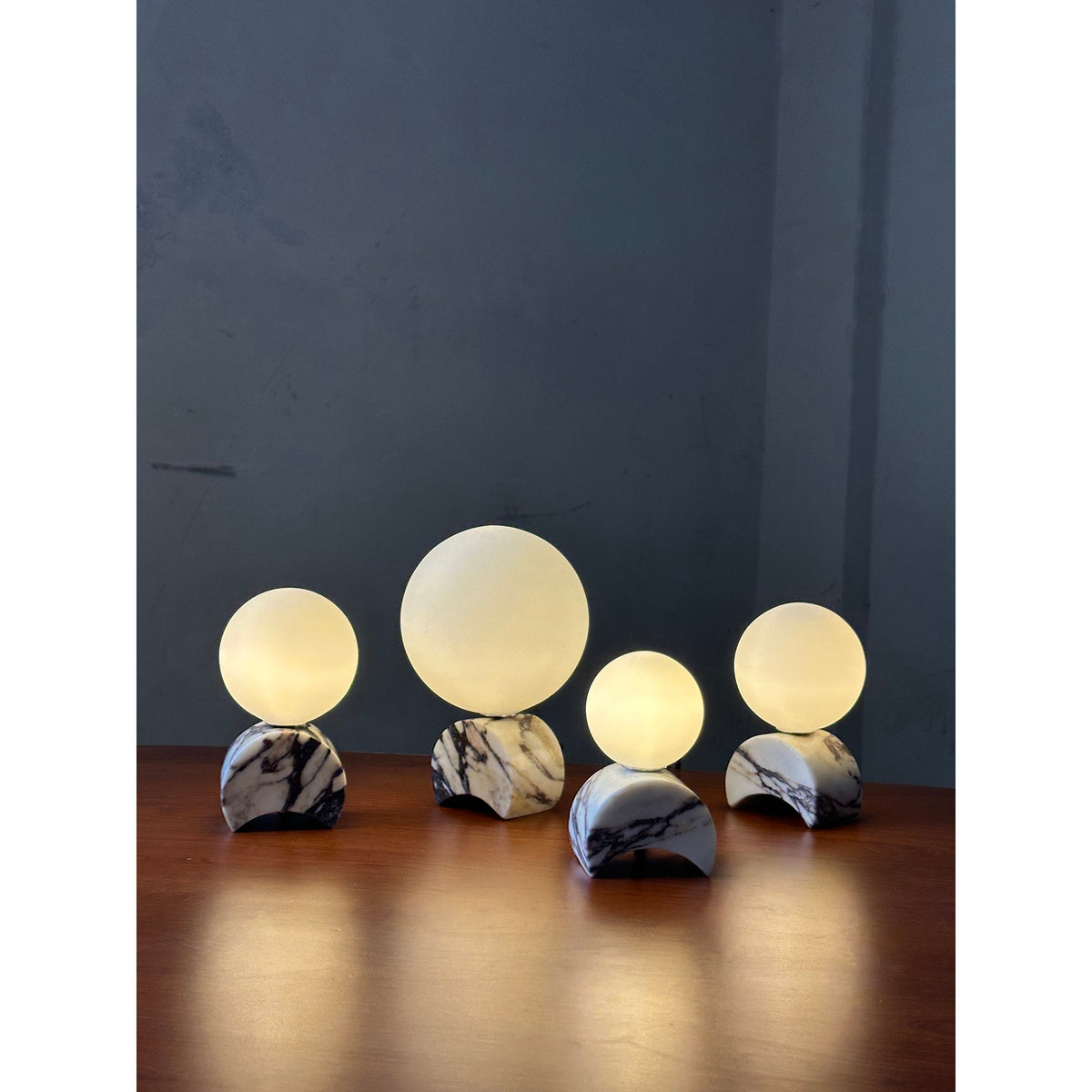 Crescent lampă de masă din marmură
