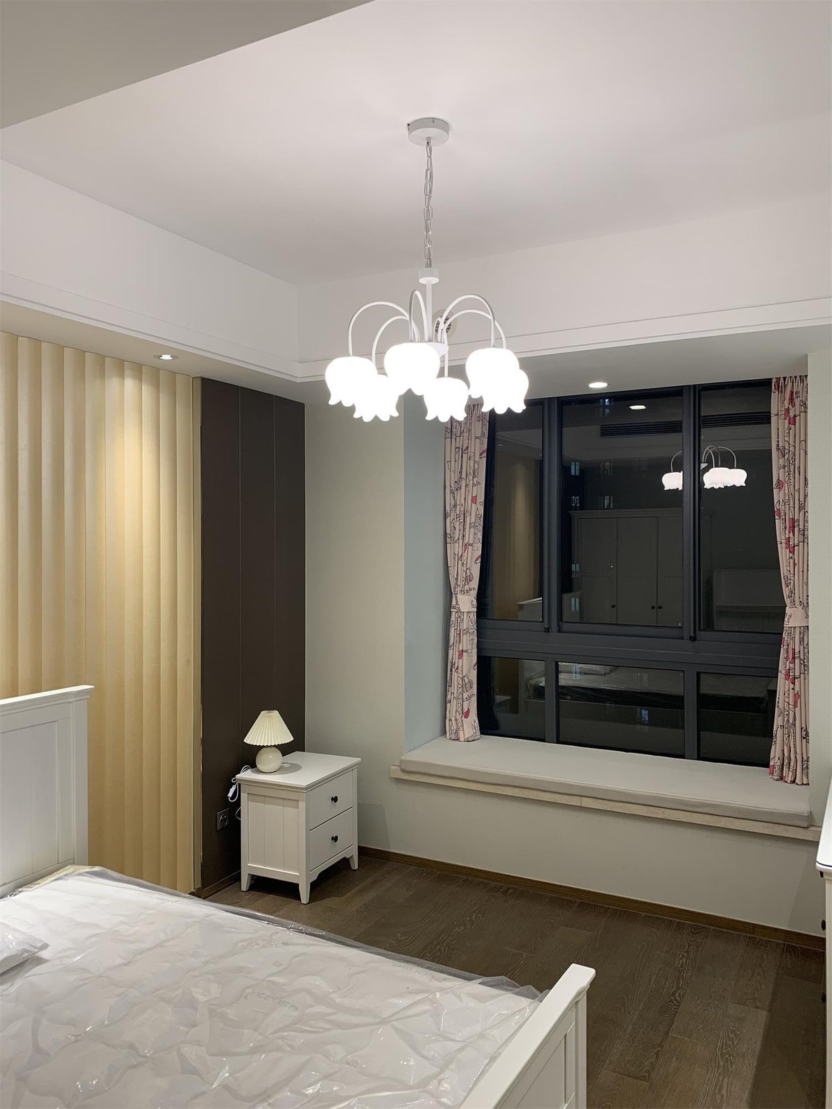 Veleissa candelabru alb, elegant, în formă de clopot, cu abajur, curbat, cu braț, floral
