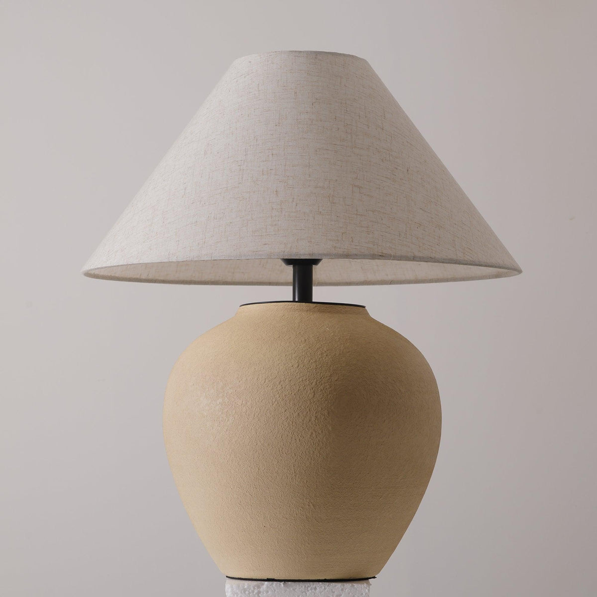 Lumian lampă de masă din material textil și ceramică, rustică
