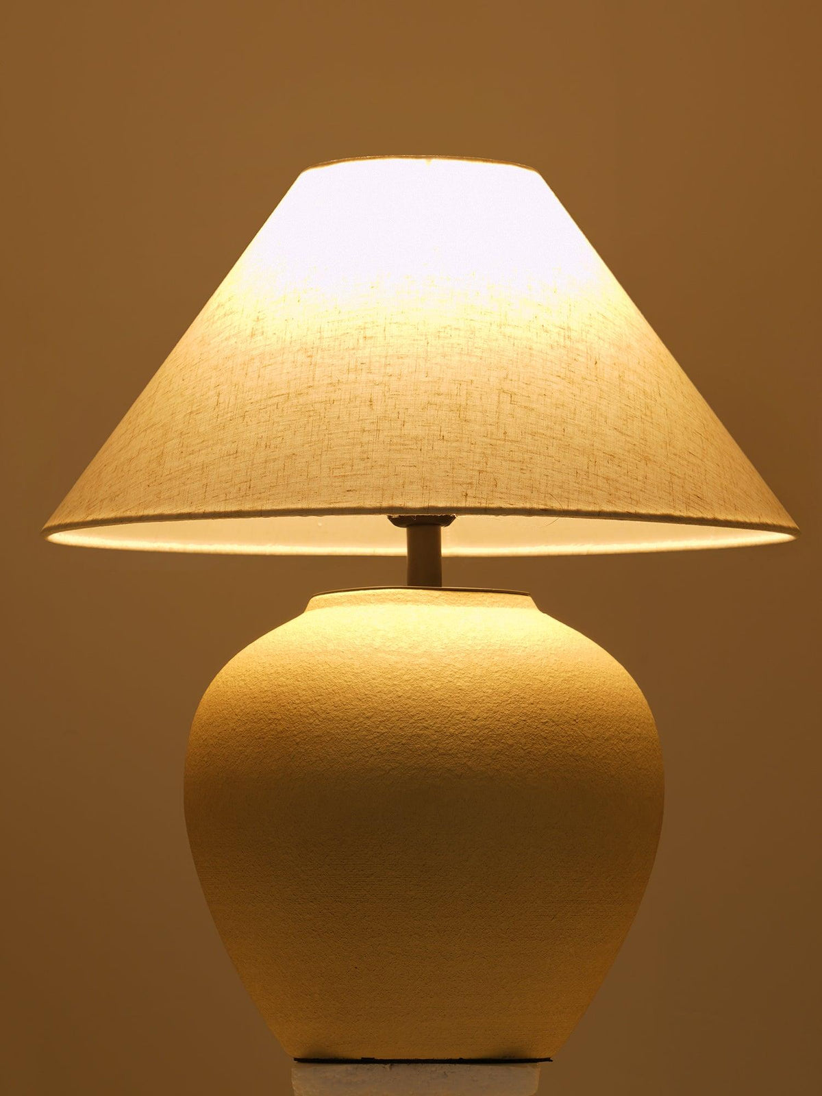 Lumian lampă de masă din material textil și ceramică, rustică