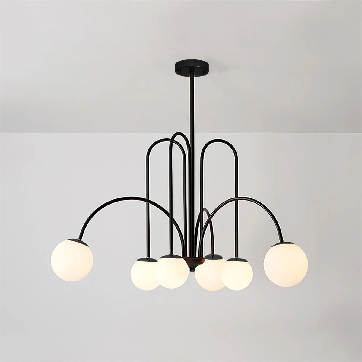 Sevi candelabru cu Brațe Curbat din alamă și Abajuri Sferice Albe
