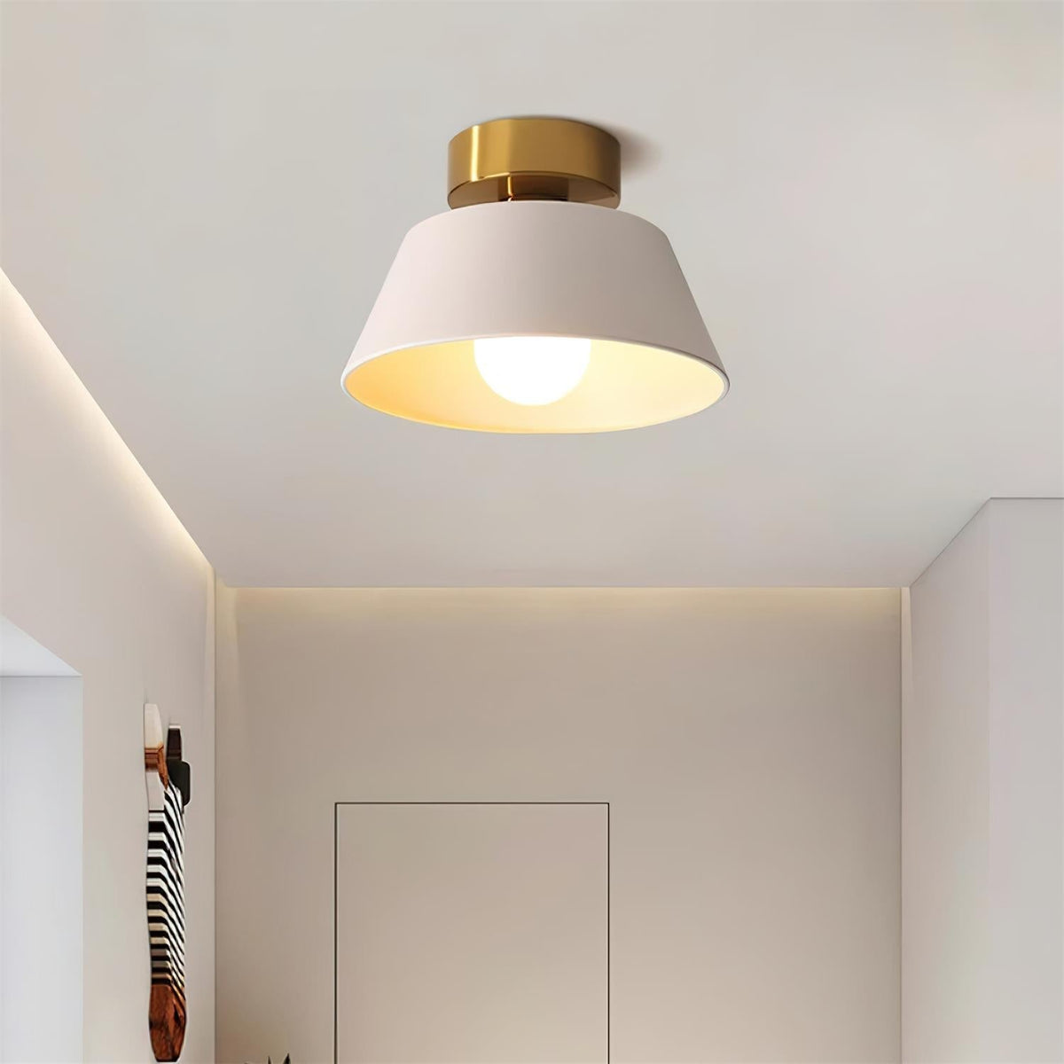 Plafonieră aplicată modernă cu rozetă metalică, minimalistă