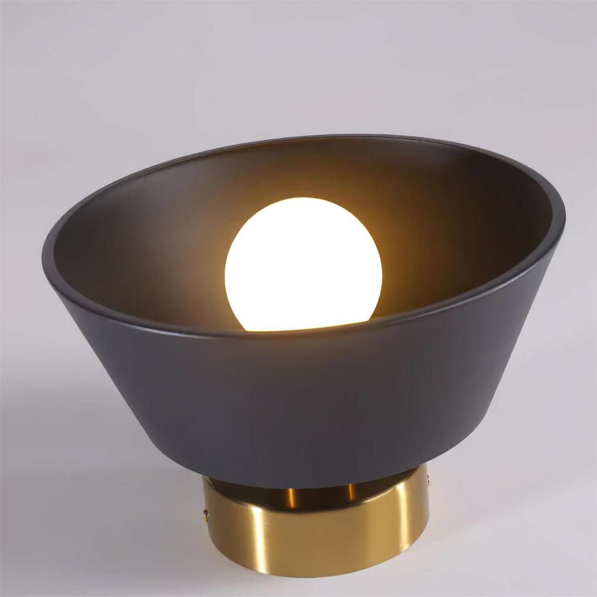 Plafonieră aplicată modernă cu rozetă metalică, minimalistă