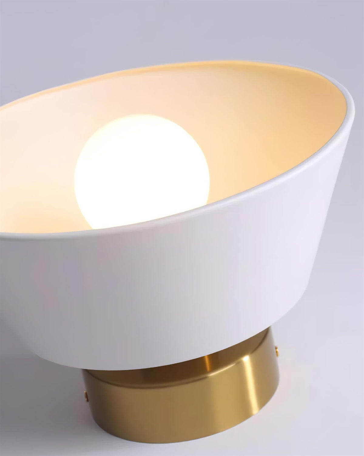 Plafonieră aplicată modernă cu rozetă metalică, minimalistă
