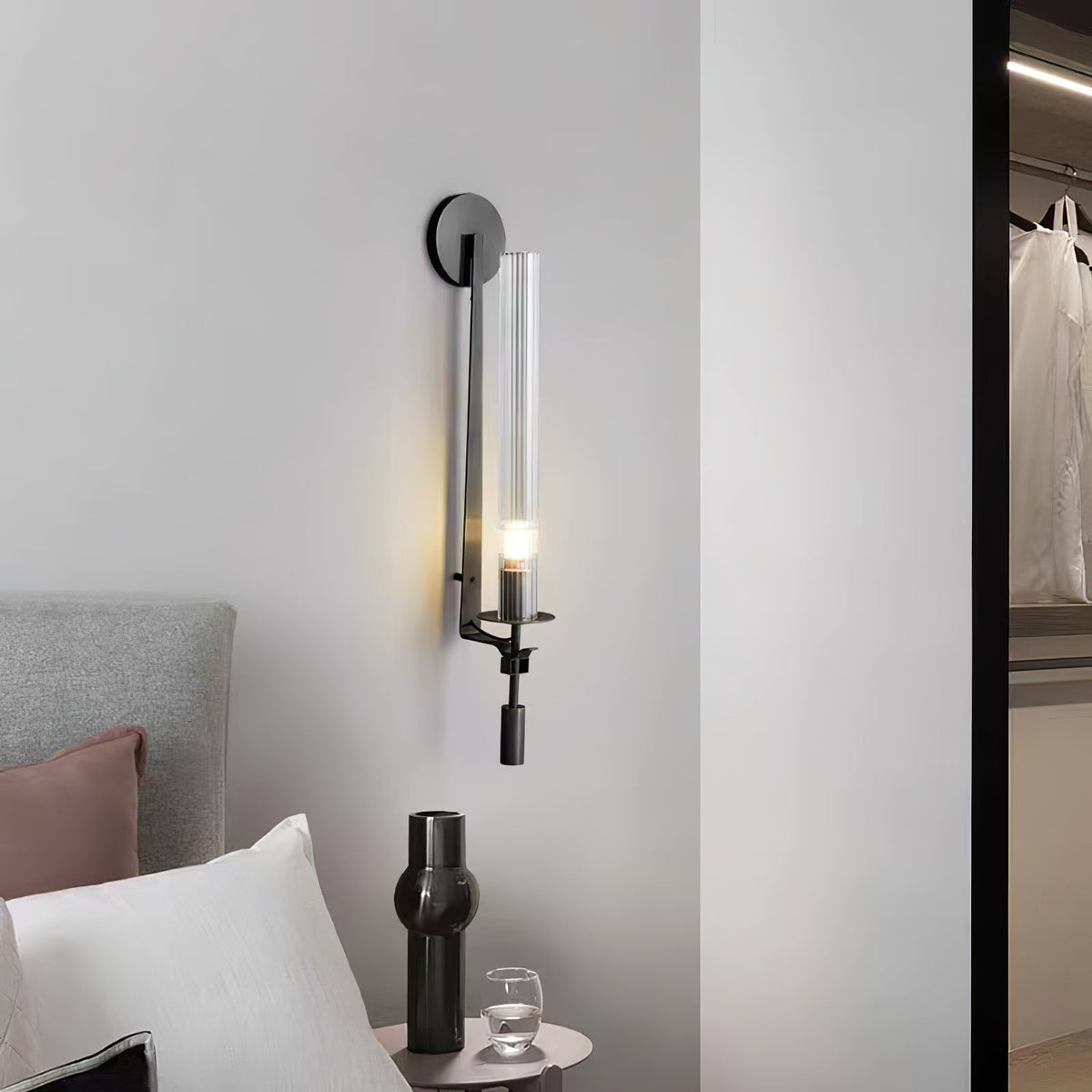 Veloora aplică de perete din alamă și sticlă, minimalistă, striată