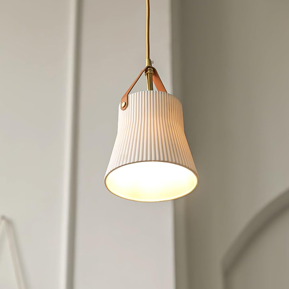Lampă suspendată Cielum modern minimalist Abajur Ceramic Texturat cu Bandă de Piele alamă