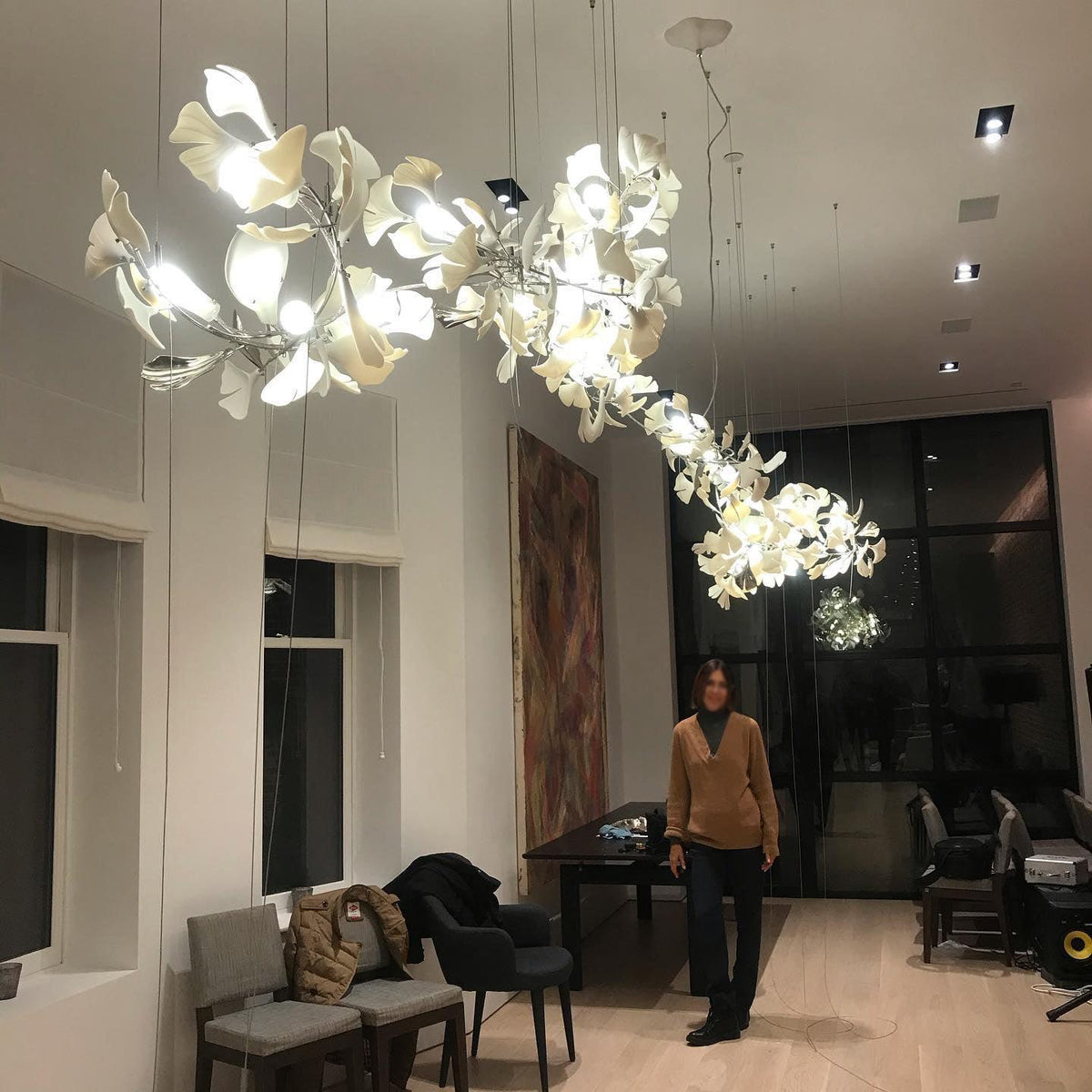 Calix candelabru cu abajur din ceramică în formă de frunză Gingko și finisaj alb aur, în stil modern