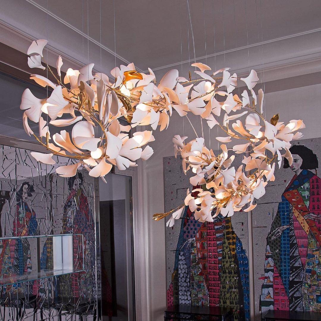 Calix candelabru cu abajur din ceramică în formă de frunză Gingko și finisaj alb aur, în stil modern