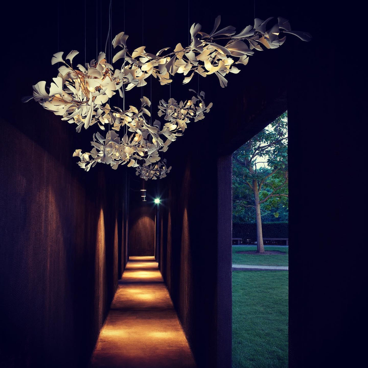 Calix candelabru cu abajur din ceramică în formă de frunză Gingko și finisaj alb aur, în stil modern