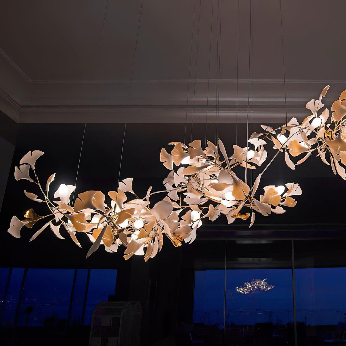 Calix candelabru cu abajur din ceramică în formă de frunză Gingko și finisaj alb aur, în stil modern