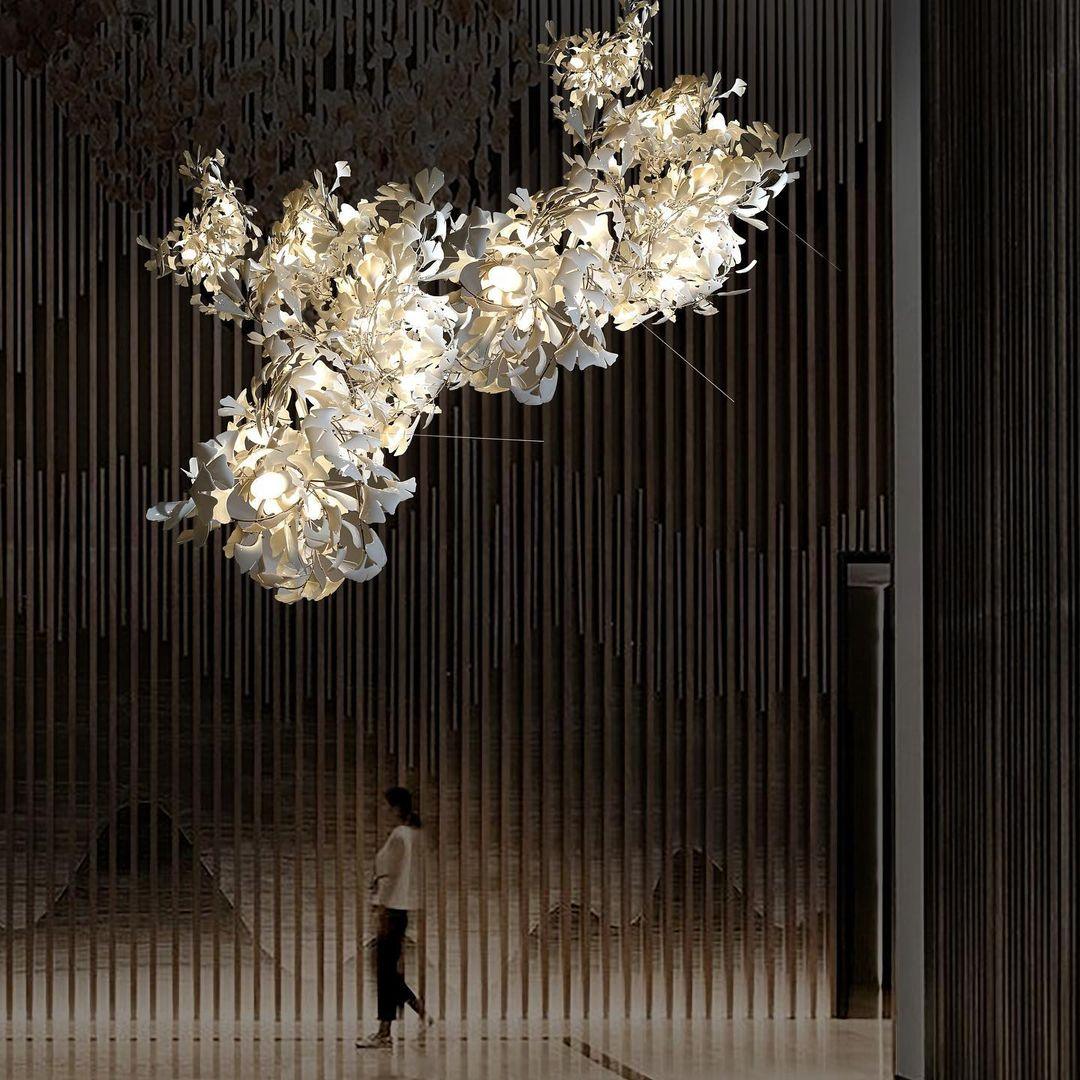 Calix candelabru cu abajur din ceramică în formă de frunză Gingko și finisaj alb aur, în stil modern