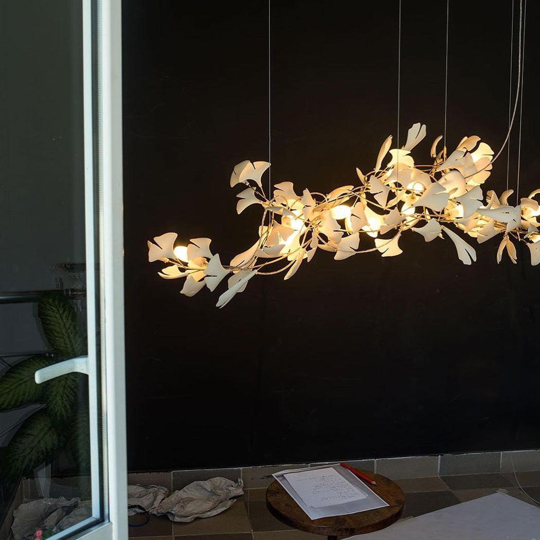 Calix candelabru cu abajur din ceramică în formă de frunză Gingko și finisaj alb aur, în stil modern