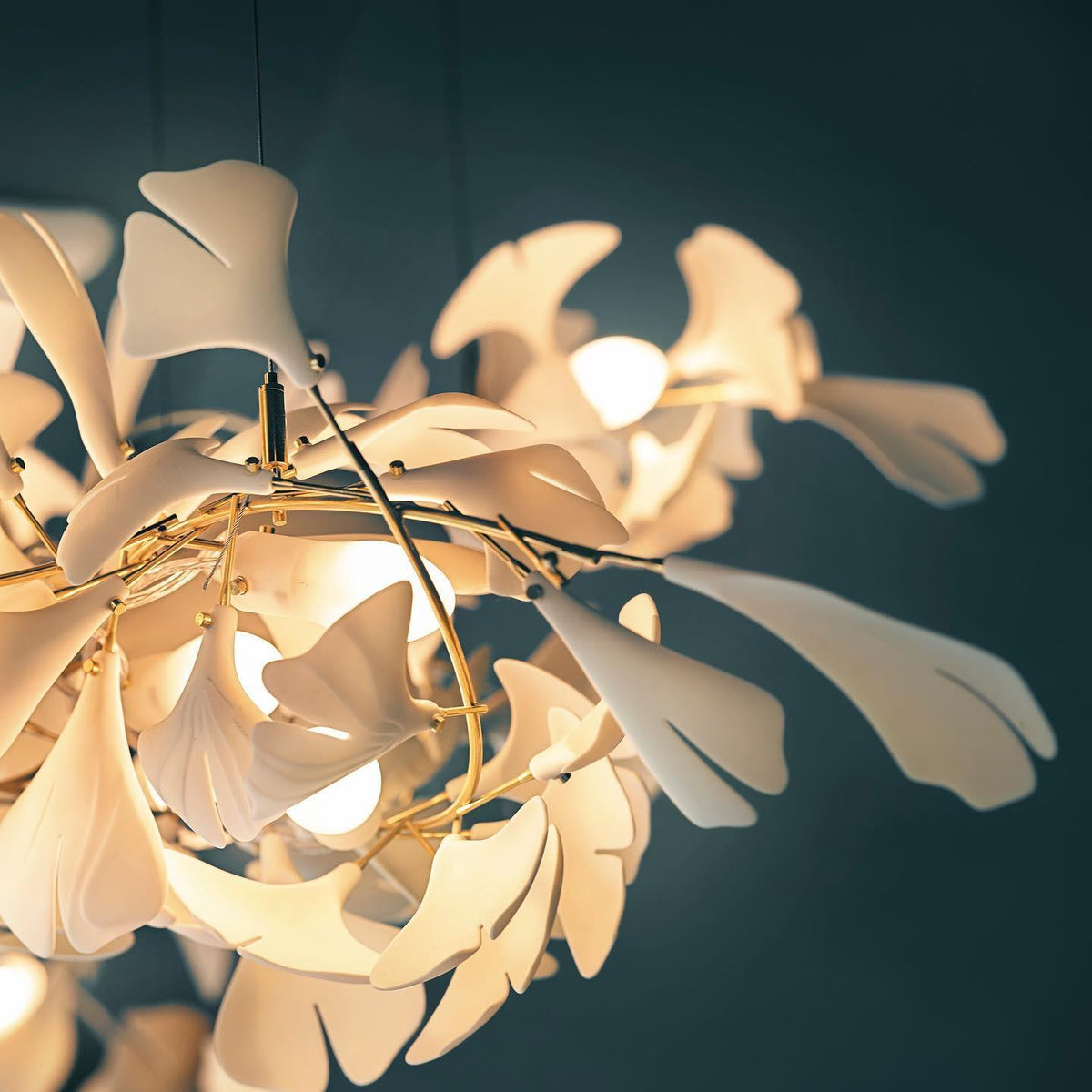 Calix candelabru cu abajur din ceramică în formă de frunză Gingko și finisaj alb aur, în stil modern