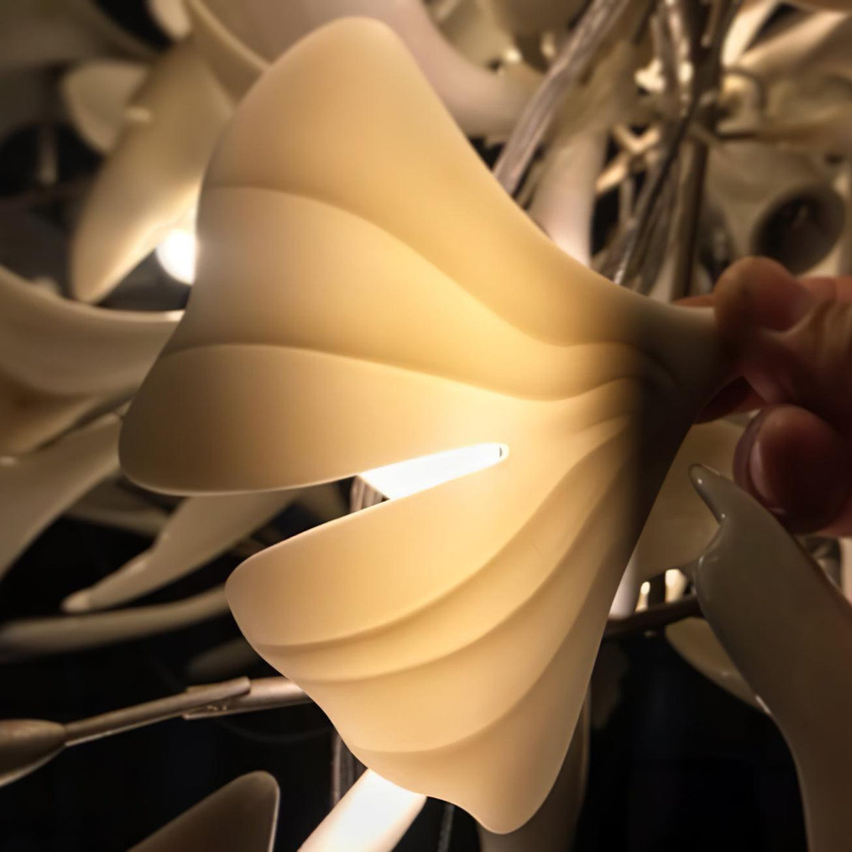 Calix candelabru cu abajur din ceramică în formă de frunză Gingko și finisaj alb aur, în stil modern