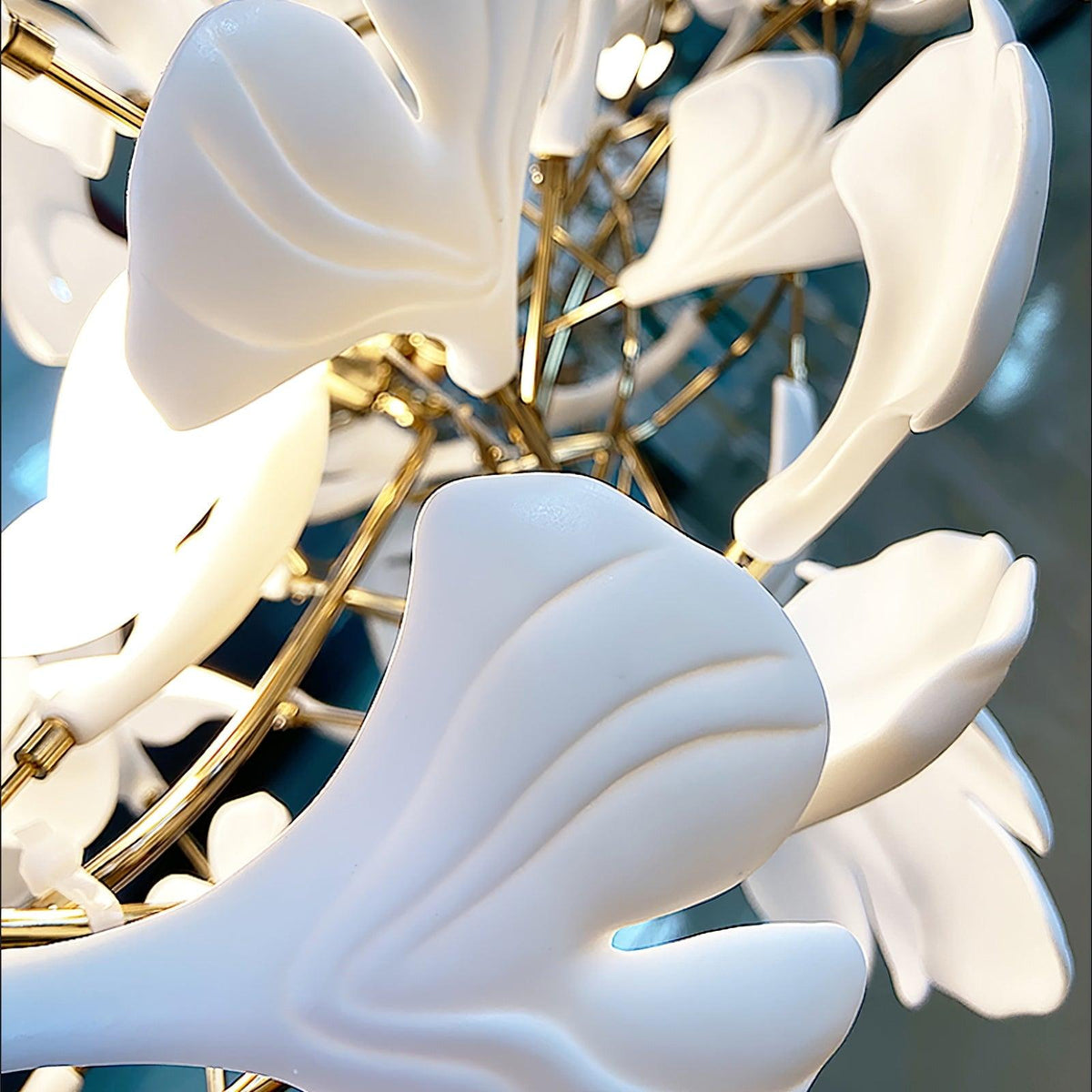 Calix candelabru cu abajur din ceramică în formă de frunză Gingko și finisaj alb aur, în stil modern