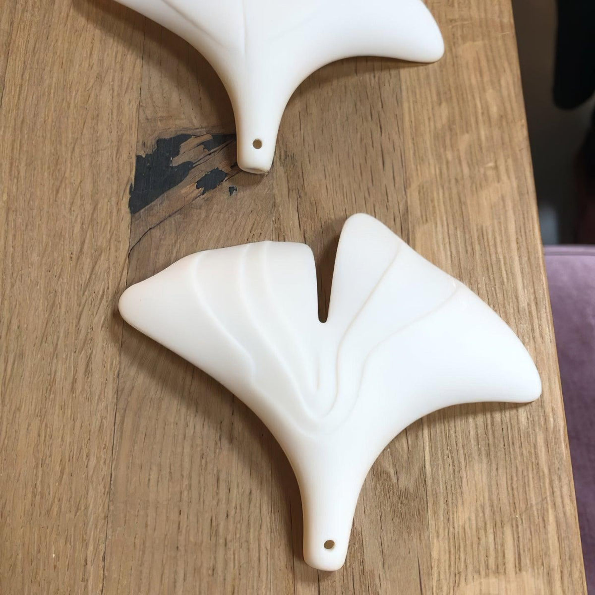 Calix candelabru cu abajur din ceramică în formă de frunză Gingko și finisaj alb aur, în stil modern