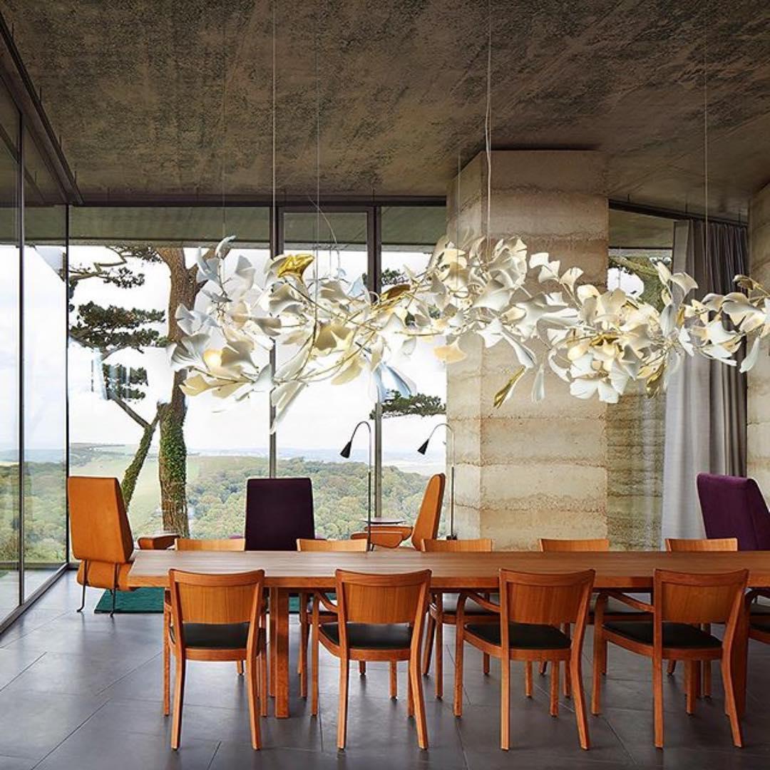 Calix candelabru cu abajur din ceramică în formă de frunză Gingko și finisaj alb aur, în stil modern