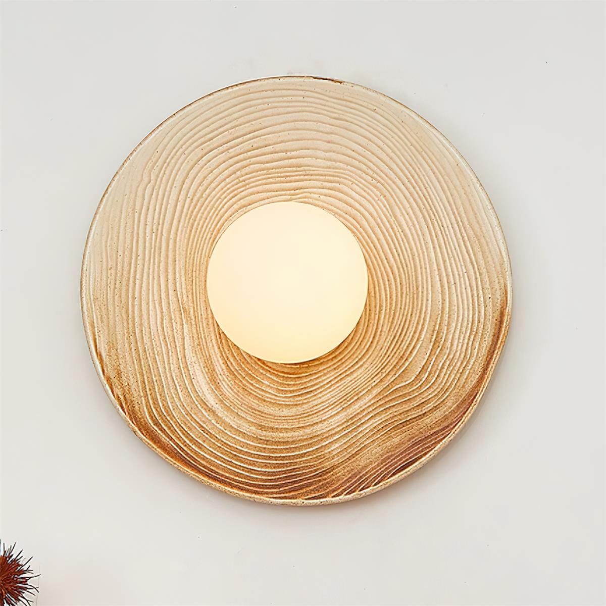Aplică de perete cu disc ceramic texturat și accent din lemn pentru living, pentru zona de intrare, în stil modern