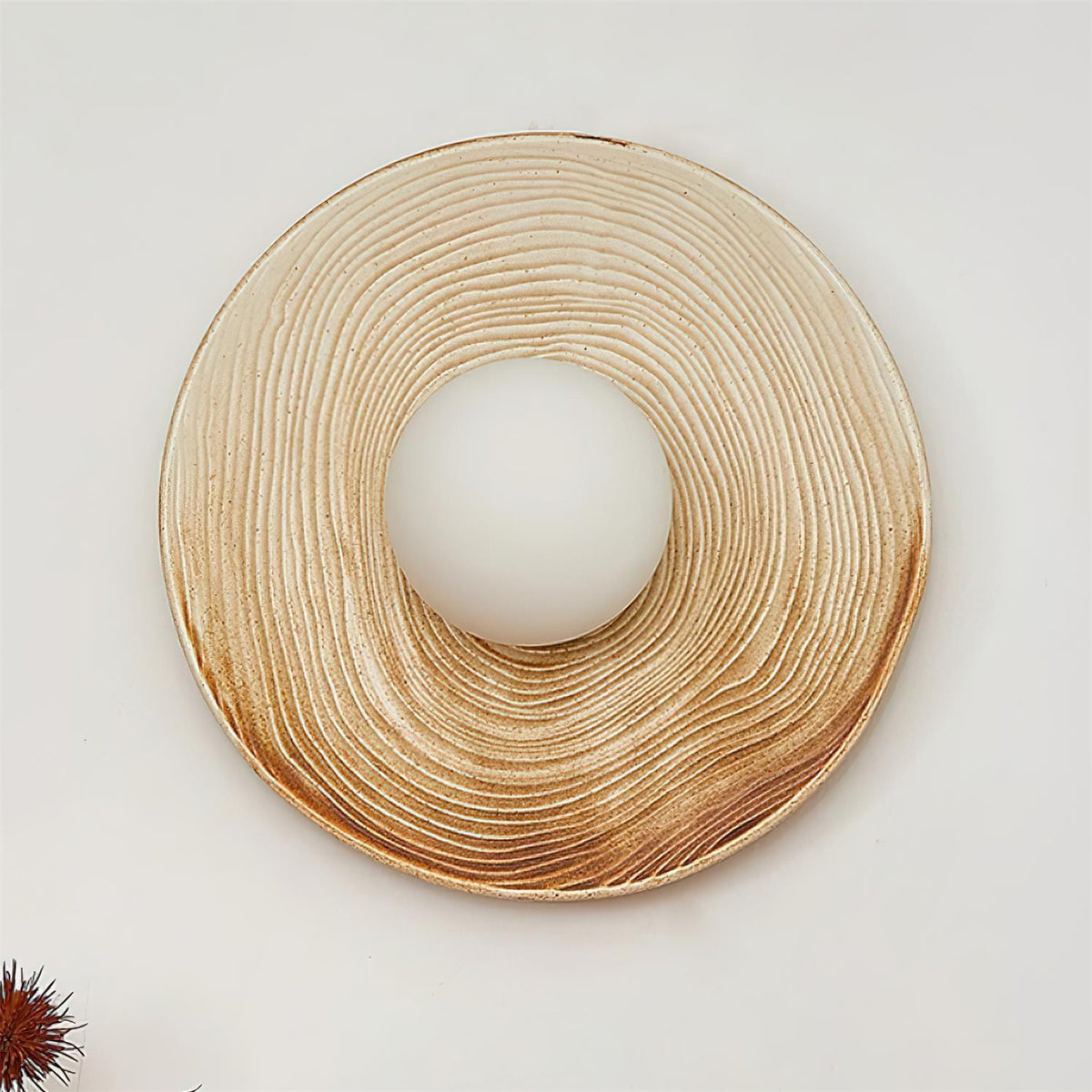Aplică de perete cu disc ceramic texturat și accent din lemn pentru living, pentru zona de intrare, în stil modern