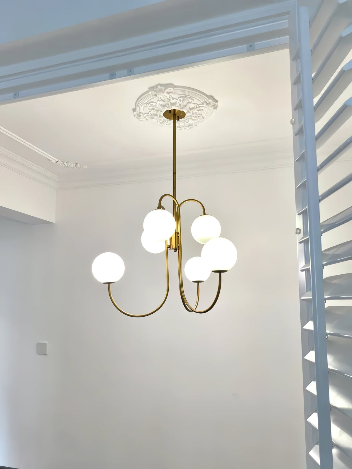 Auruaria candelabru din alamă, cu glob, în grup, curbat, cu braț