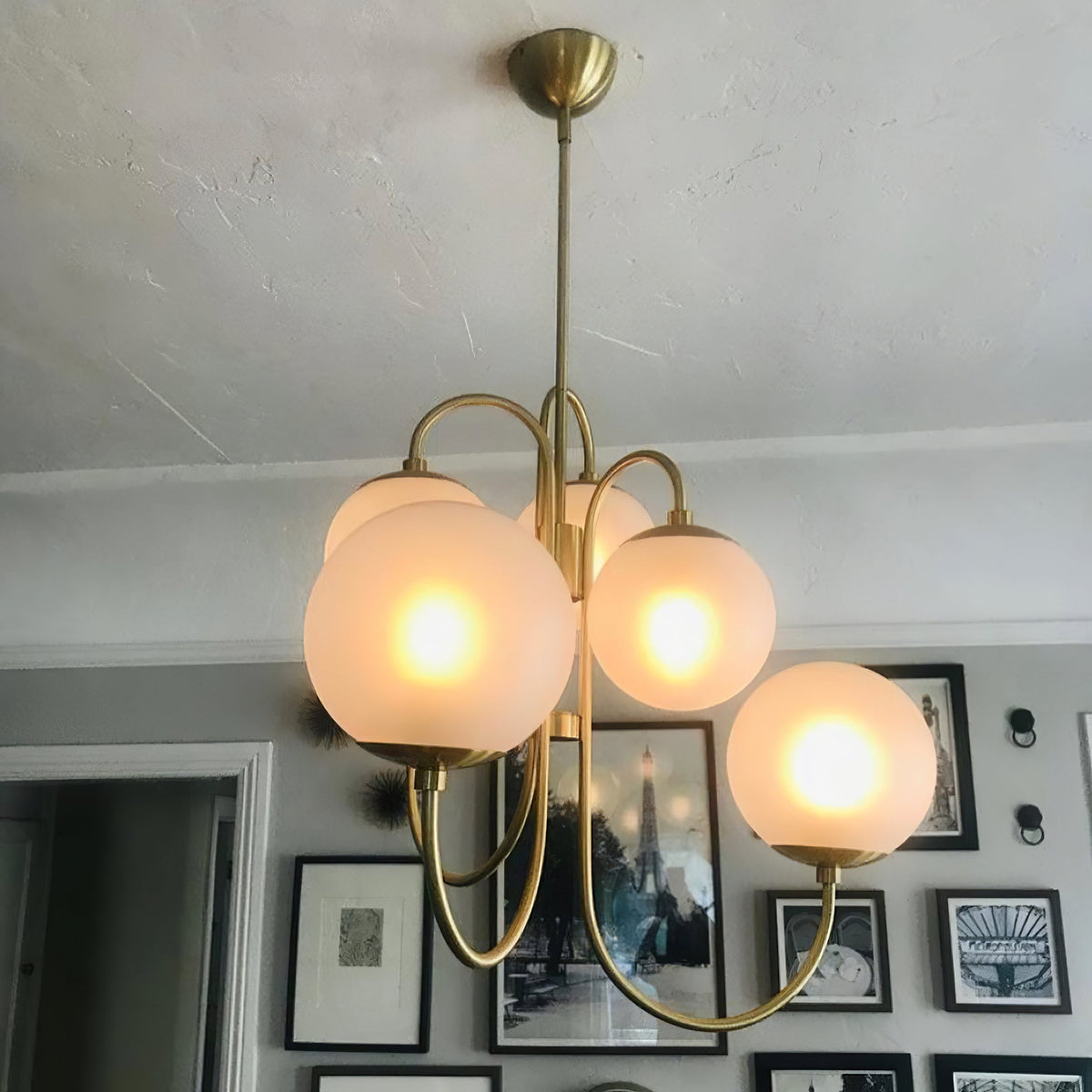 Auruaria candelabru din alamă, cu glob, în grup, curbat, cu braț