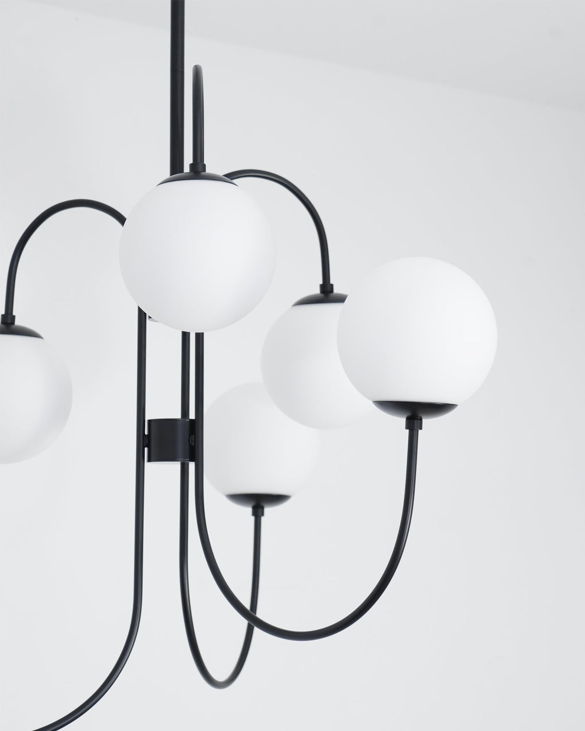 Auruaria candelabru din alamă, cu glob, în grup, curbat, cu braț