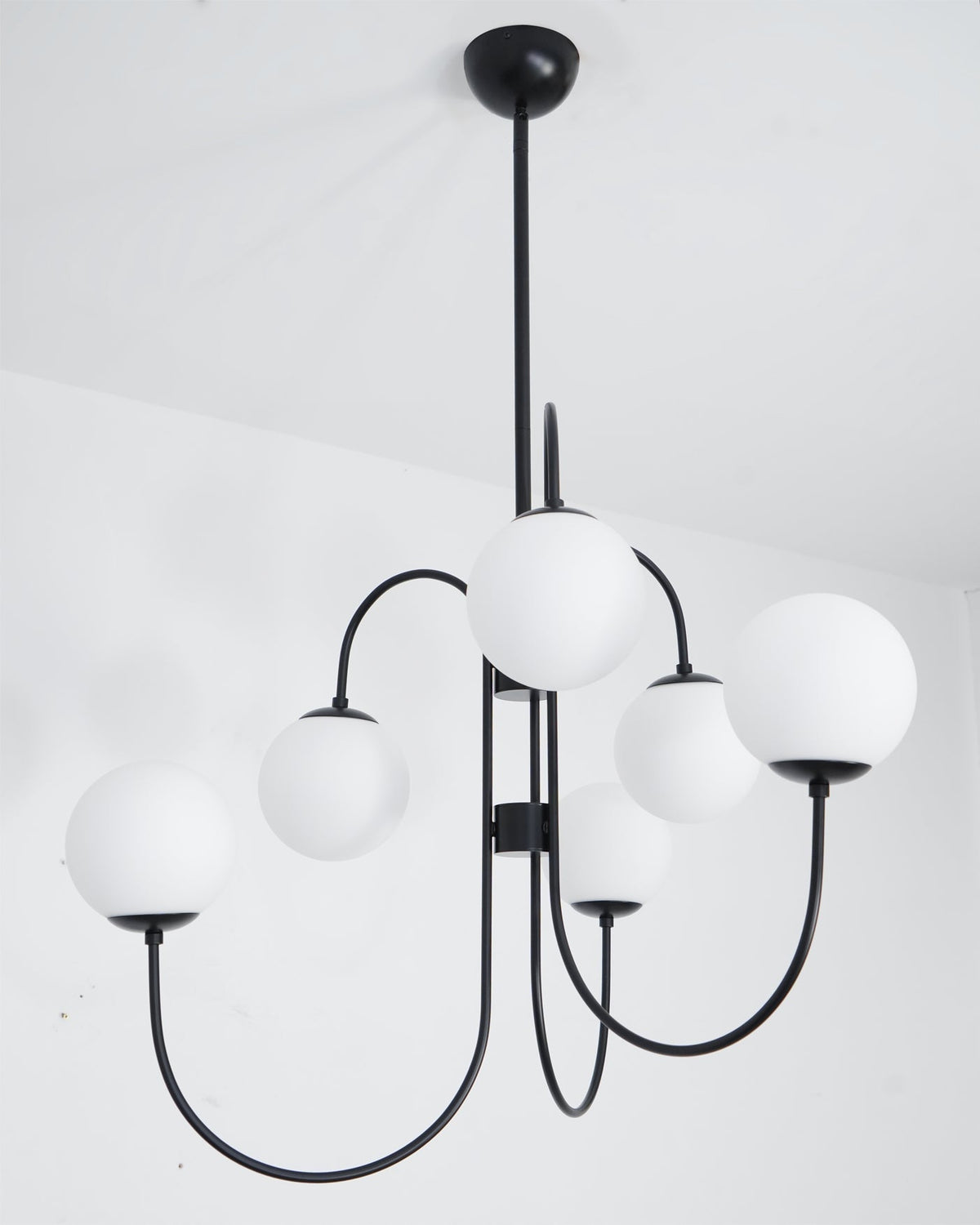 Auruaria candelabru din alamă, cu glob, în grup, curbat, cu braț