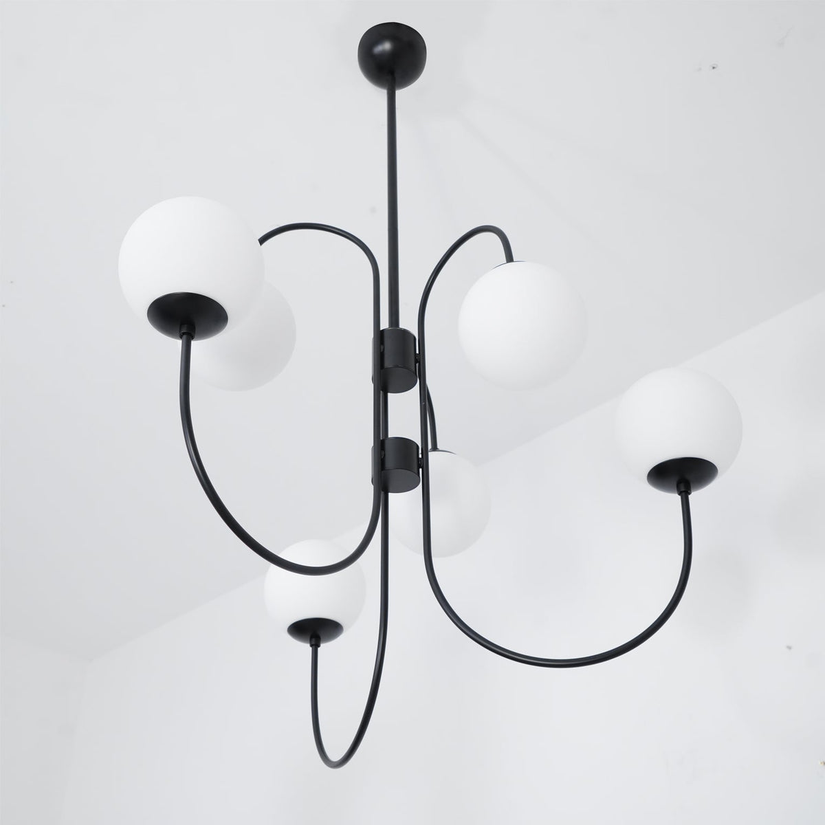 Auruaria candelabru din alamă, cu glob, în grup, curbat, cu braț
