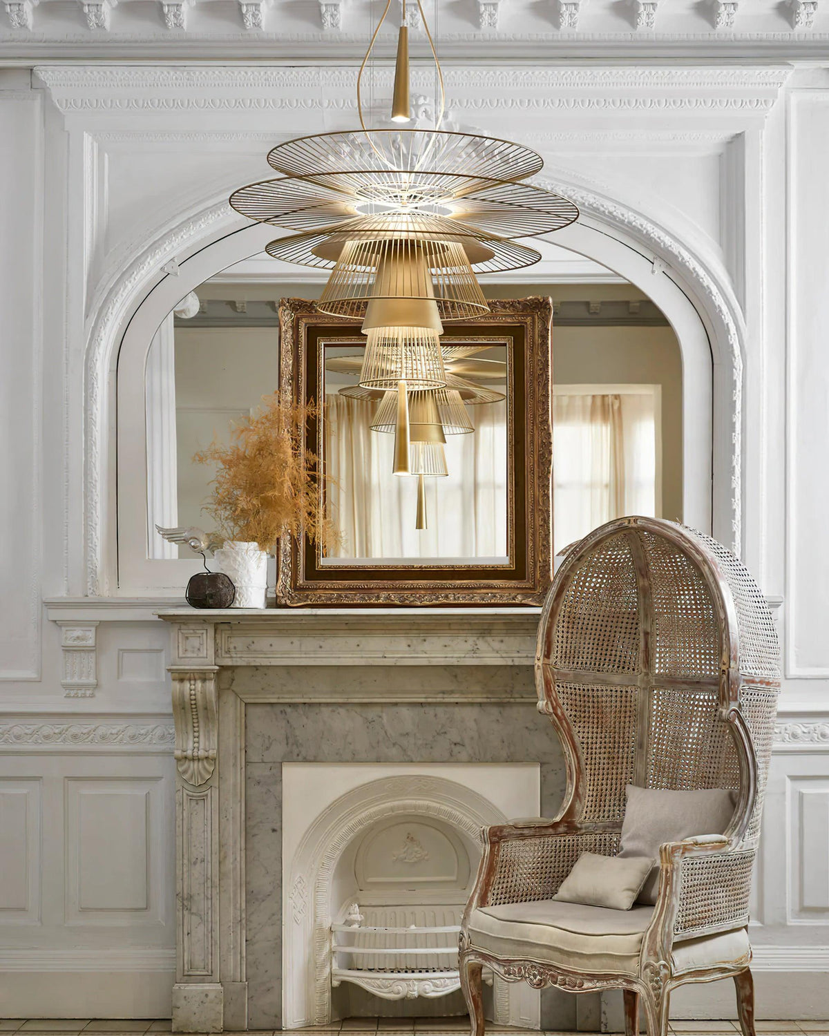 Candelabru Sculptural cu Cadru din Sârmă Stratificată, Centru de Atenție modern Bold