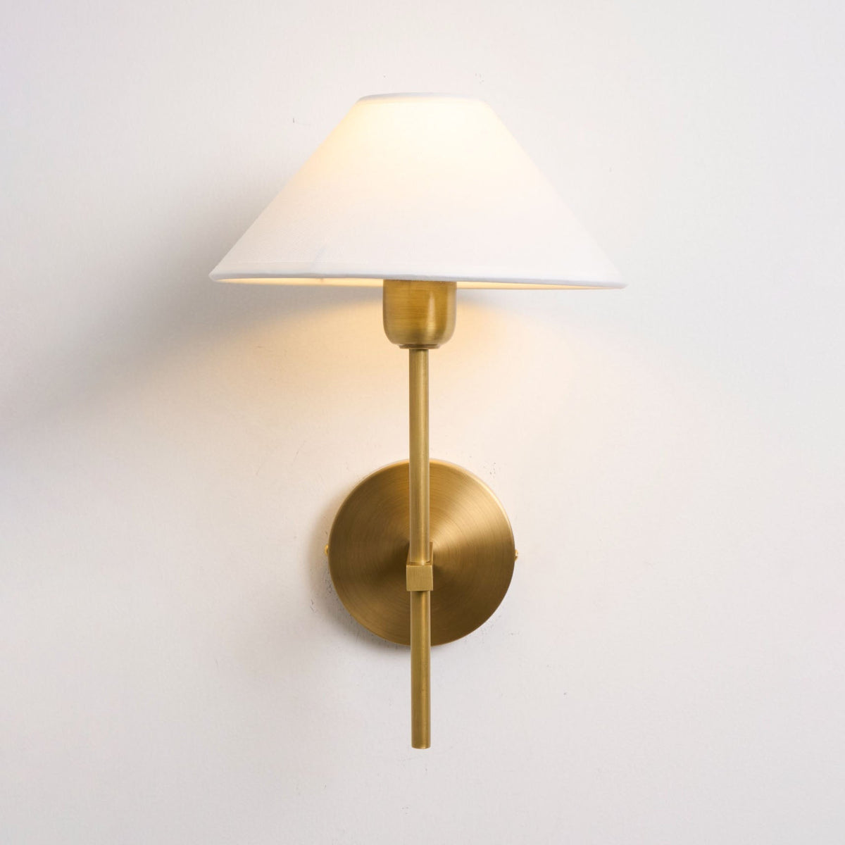 Orelisira aplică de perete