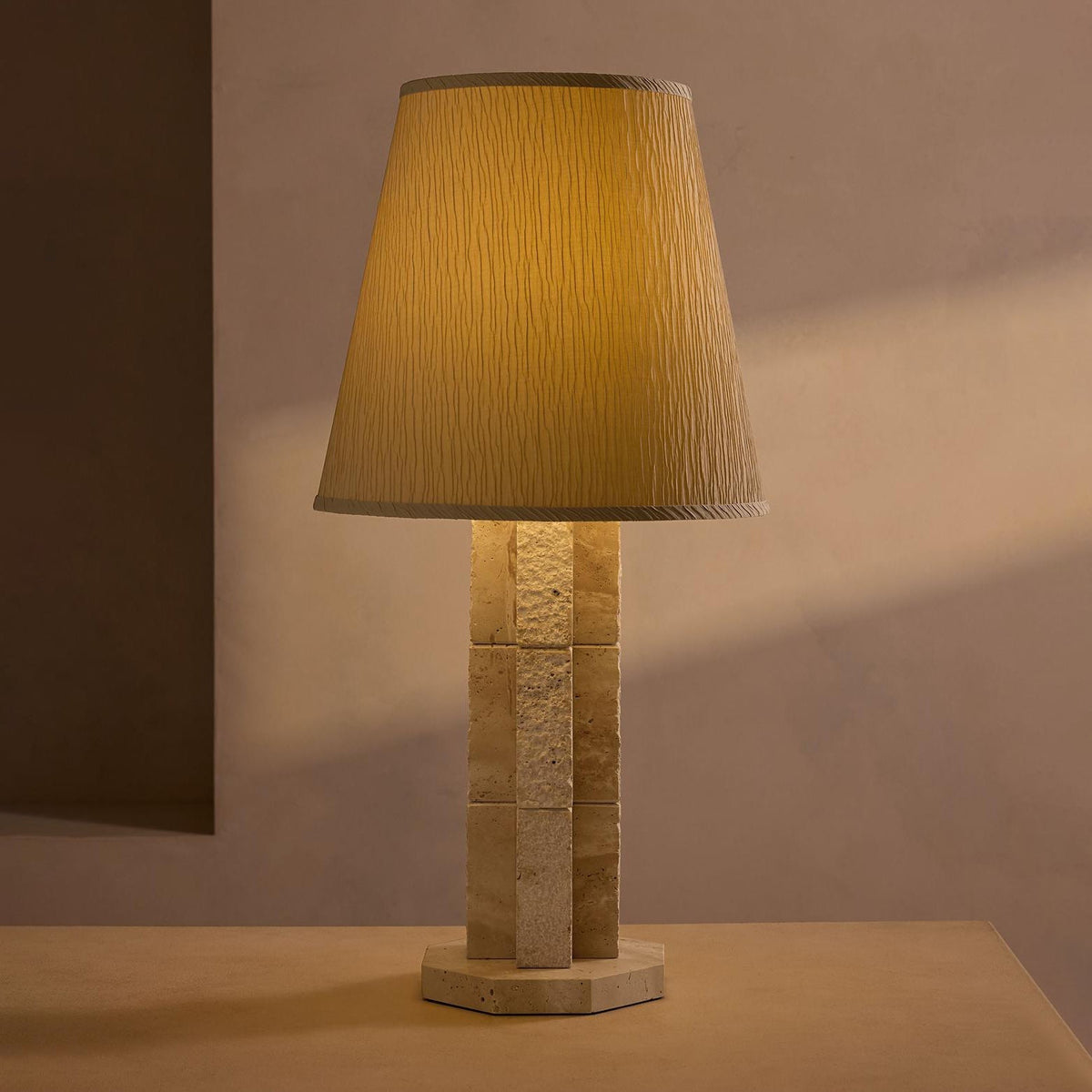 Avenelira lampă de masă