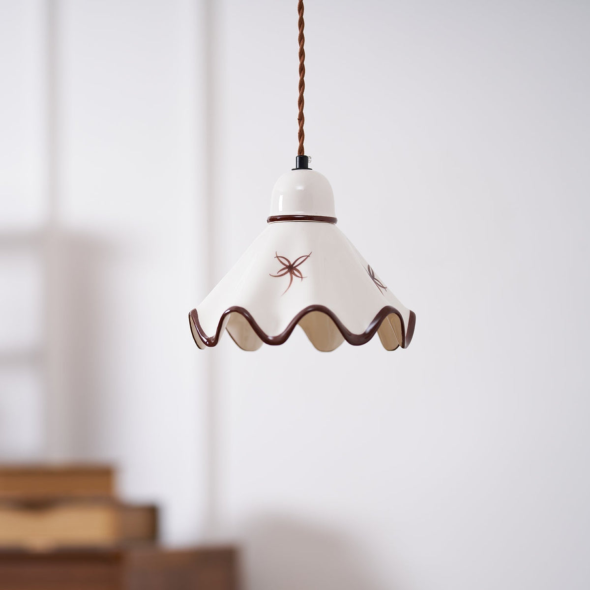 Lampă suspendată ceramică cu abajur ondulat, finisaj rustico maro, retro stil fermier