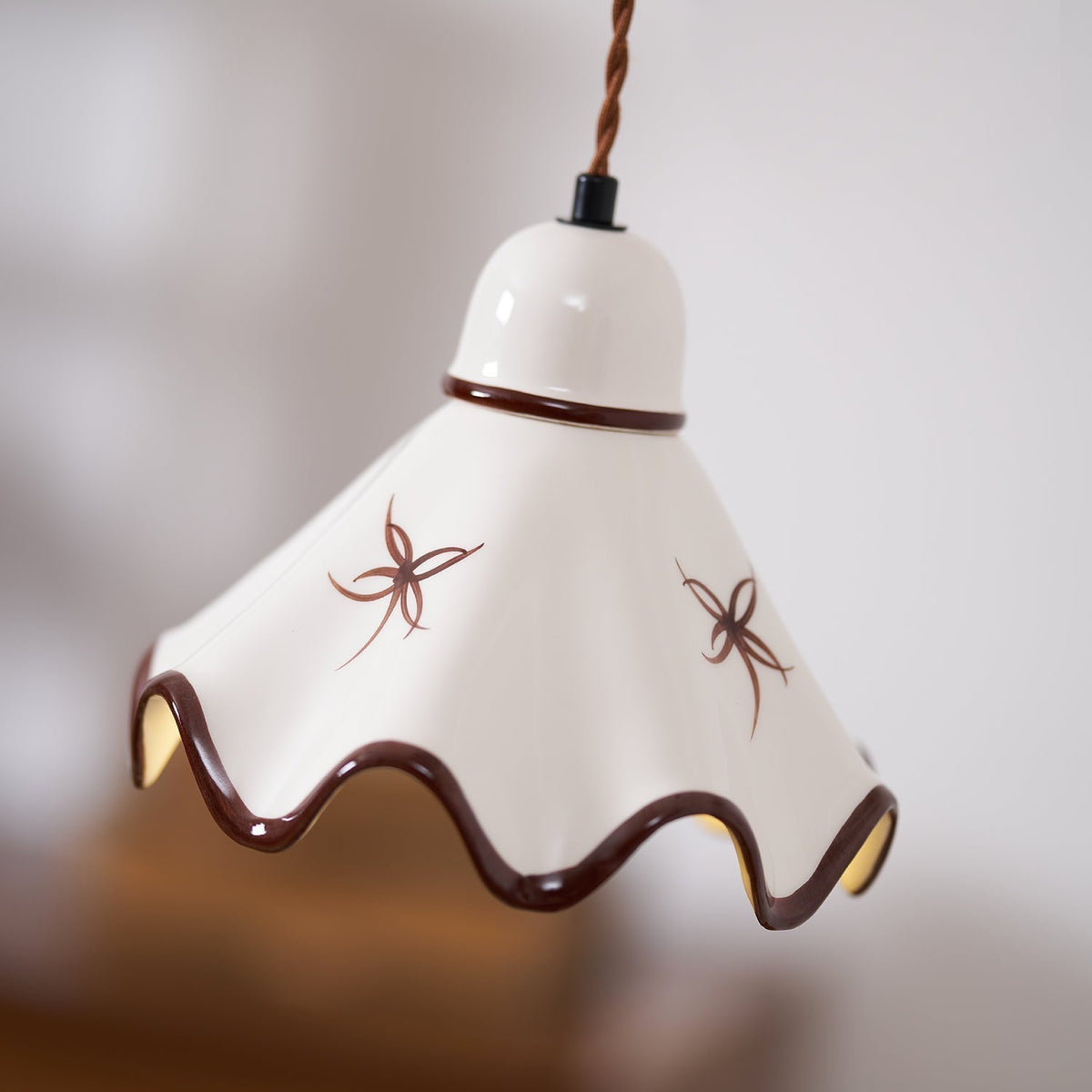 Lampă suspendată ceramică cu abajur ondulat, finisaj rustico maro, retro stil fermier