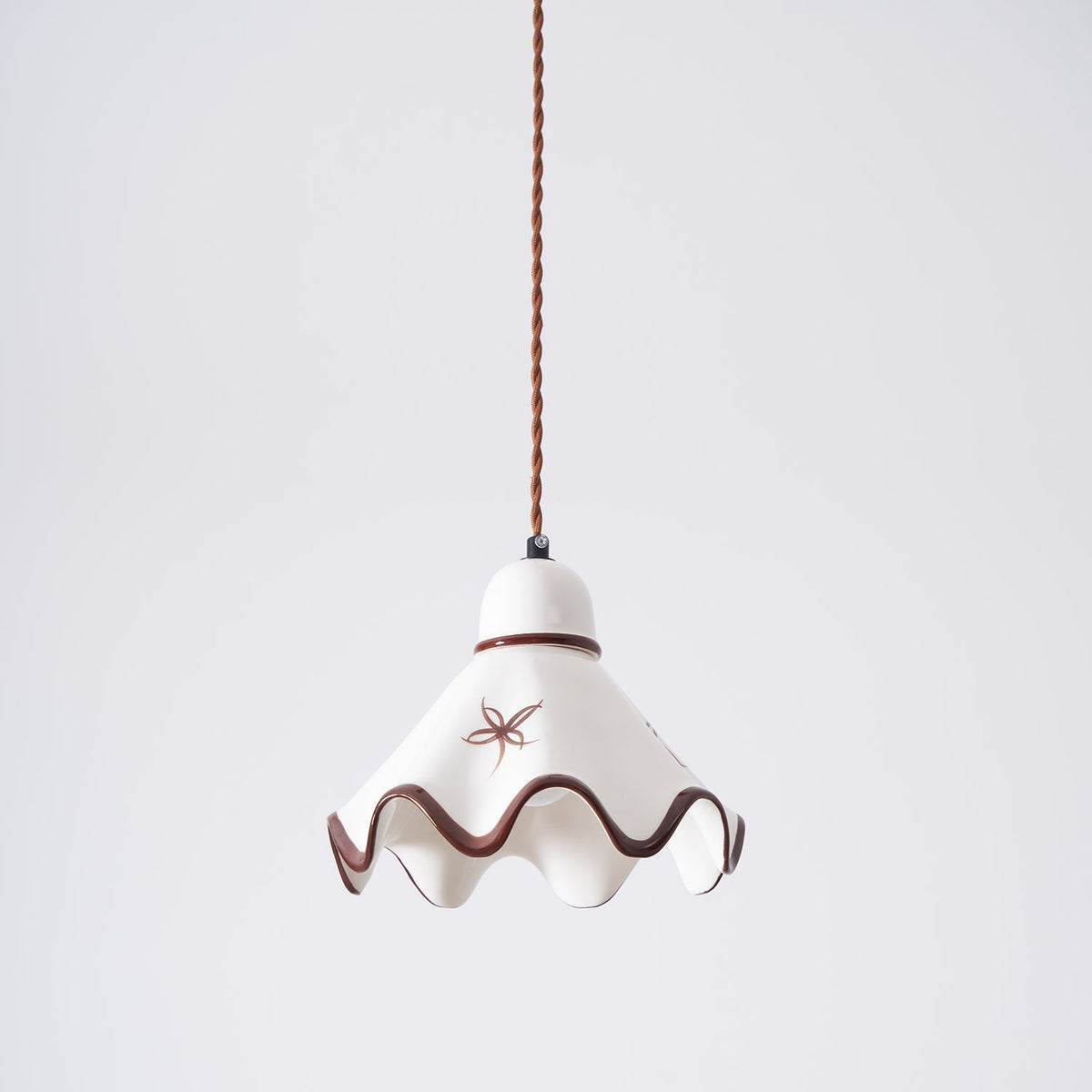 Lampă suspendată ceramică cu abajur ondulat, finisaj rustico maro, retro stil fermier