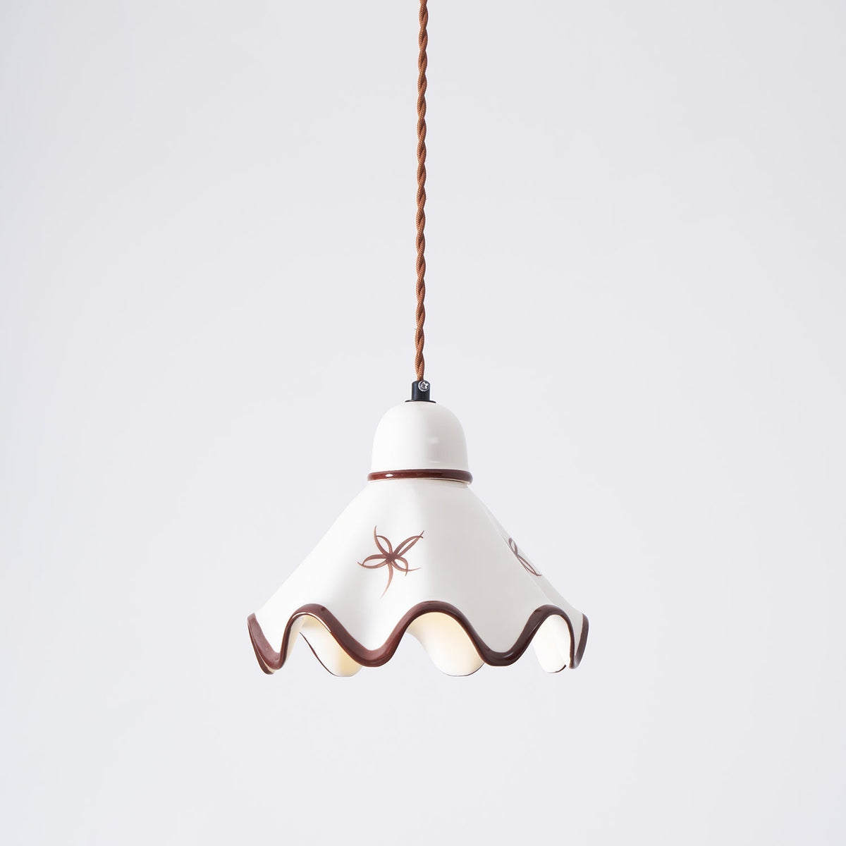 Lampă suspendată ceramică cu abajur ondulat, finisaj rustico maro, retro stil fermier